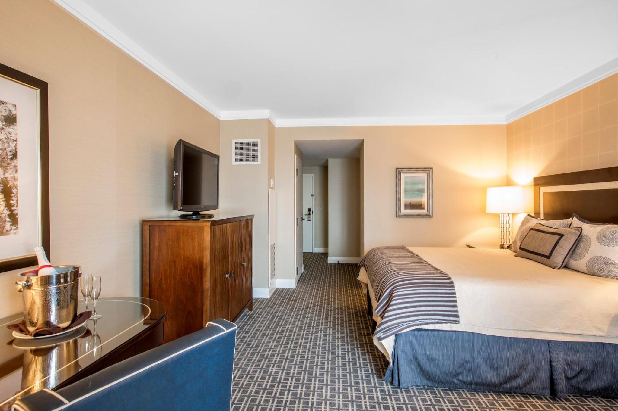 Premier King Room thumbnail 6
