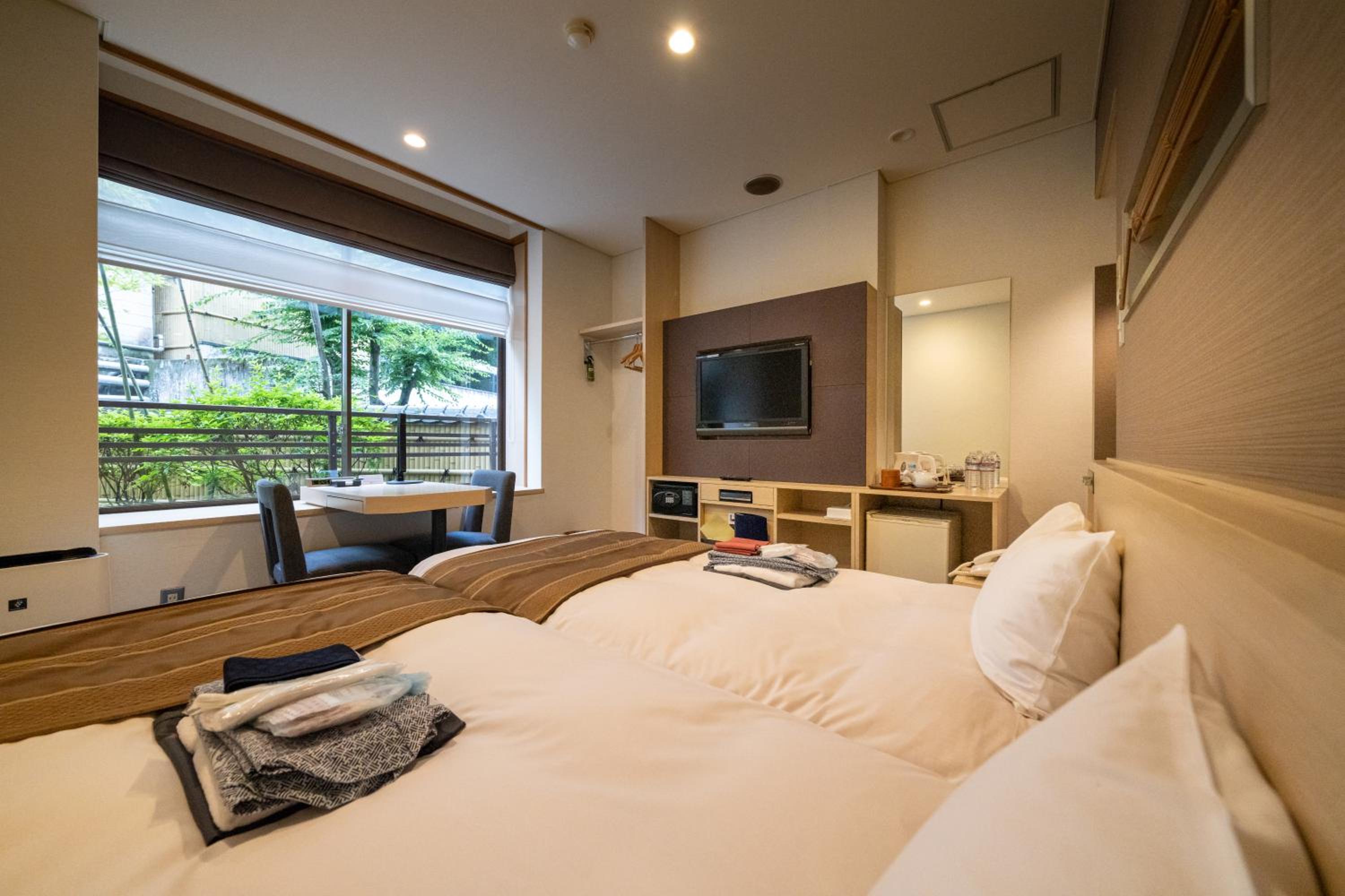Compact Twin Room photo 2