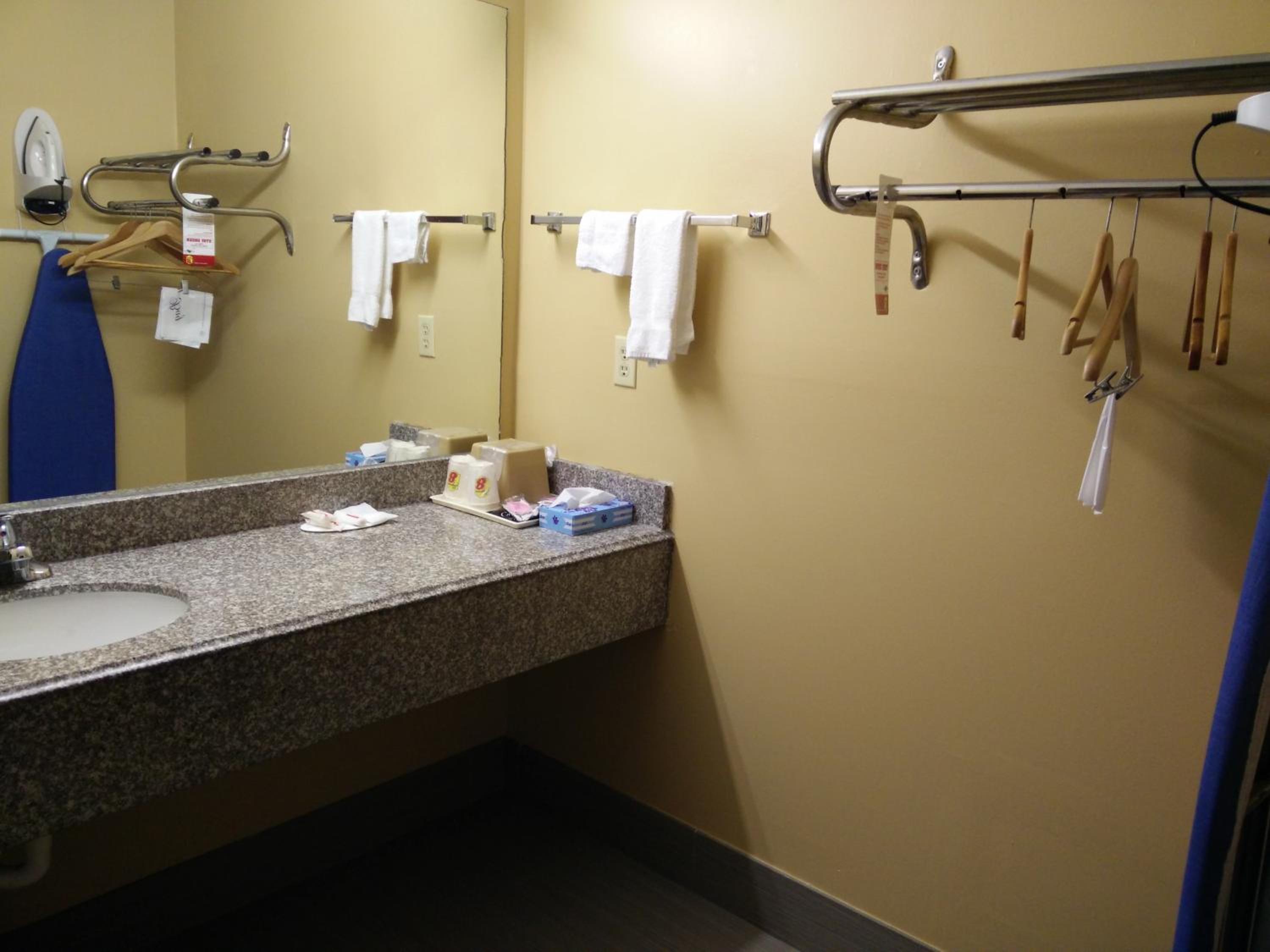 King Room With Bath Tub - Mobility/Hearing Accessible - Non-Smoking
