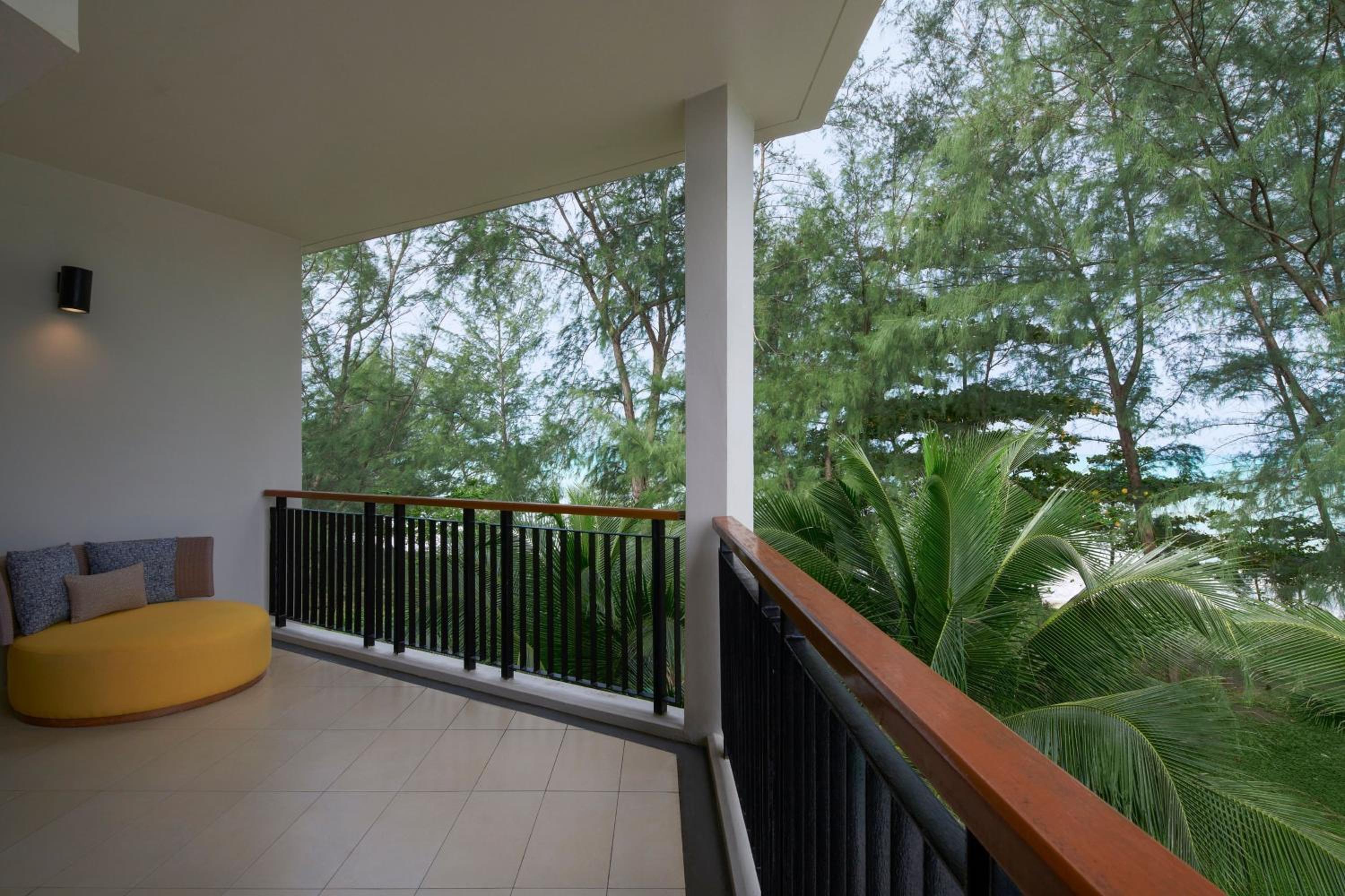 Signature Corner King Suite with Balcony - Oceanfront - Photo 3