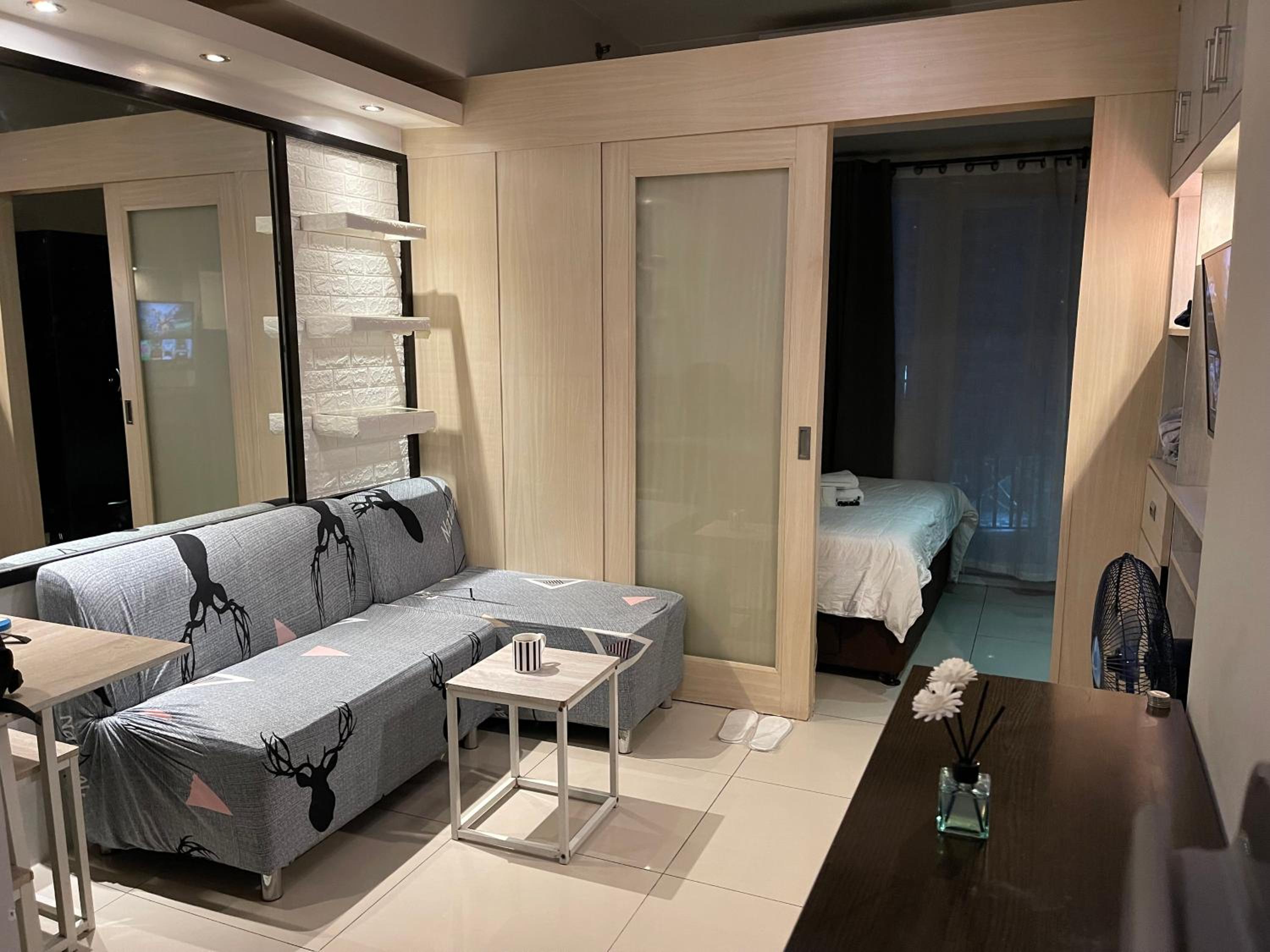 Apartment with Pool View