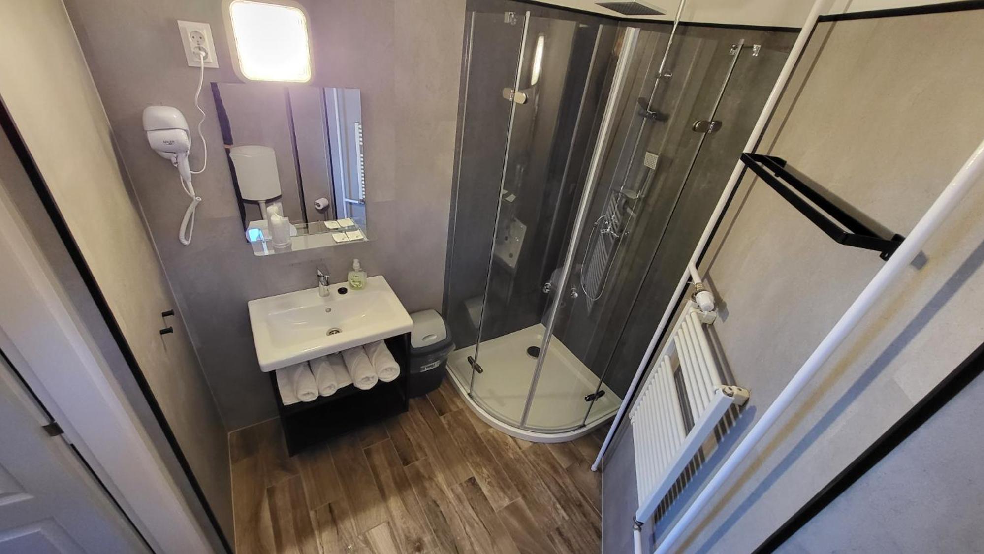 Double or Twin Room - Photo 3