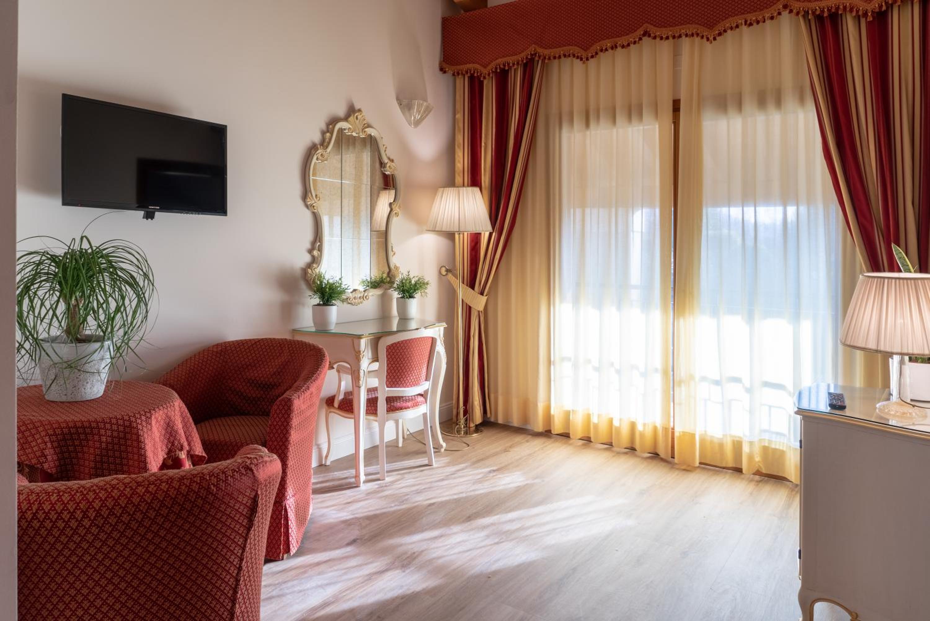 King Suite with Spa Bath - Photo 1