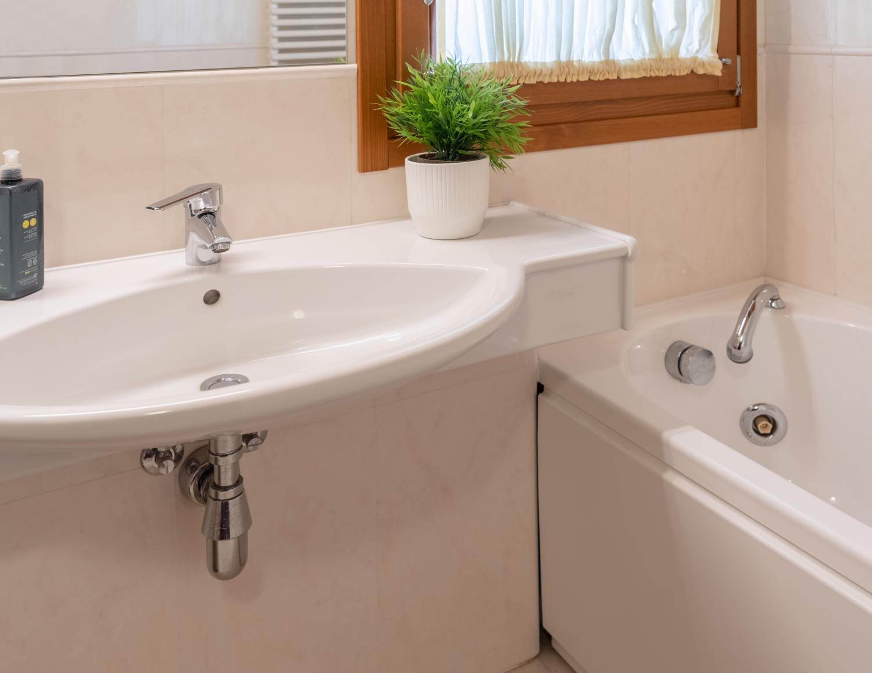 King Suite with Spa Bath - Photo 20