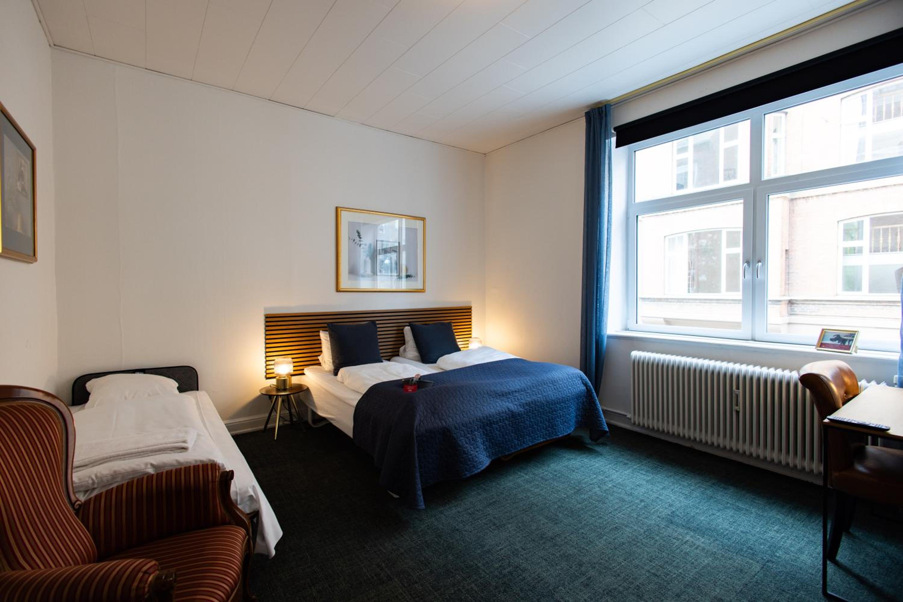 Double or Twin Room with Extra Bed - Photo 1