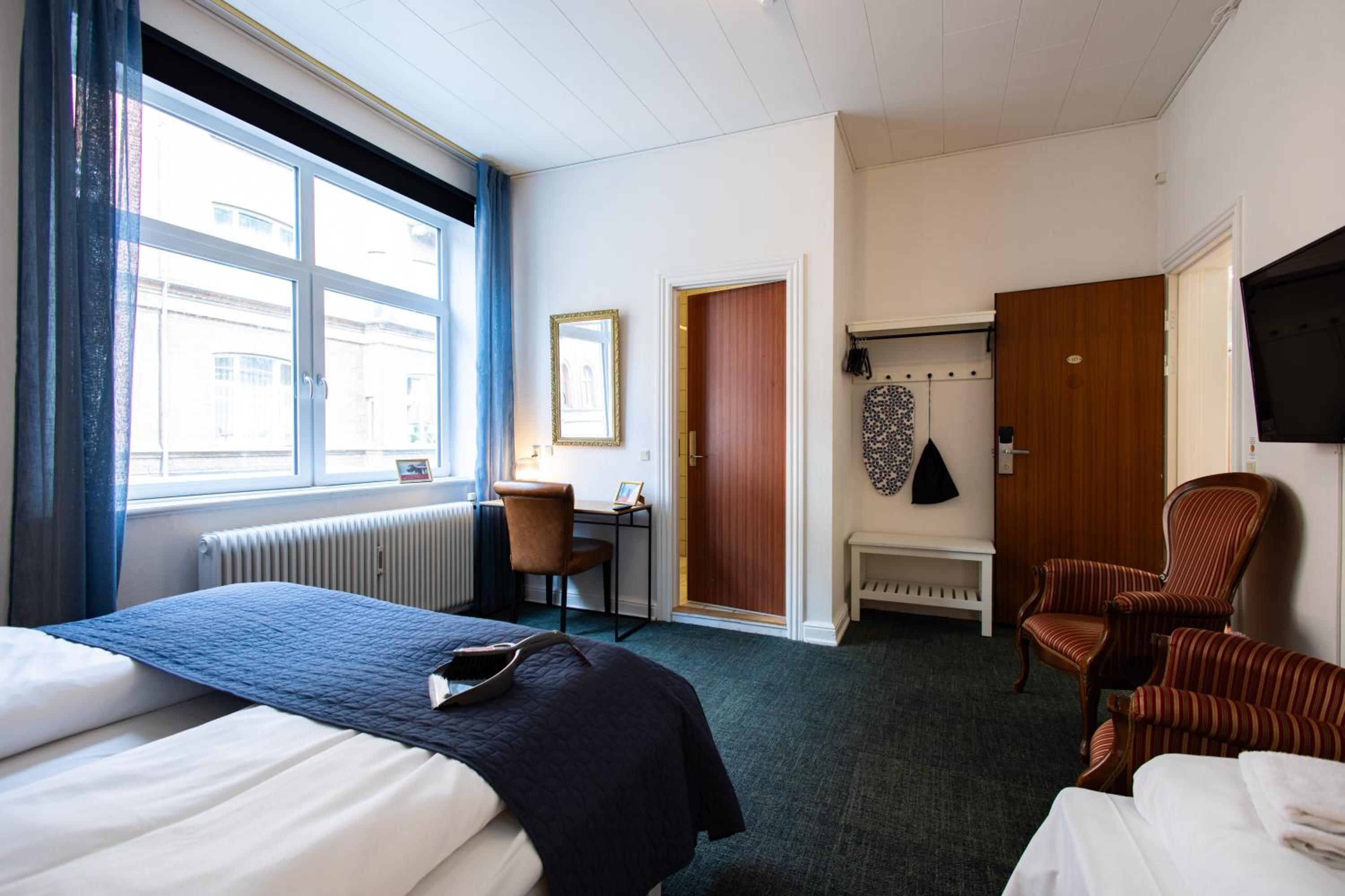 Double or Twin Room with Extra Bed - Photo 4