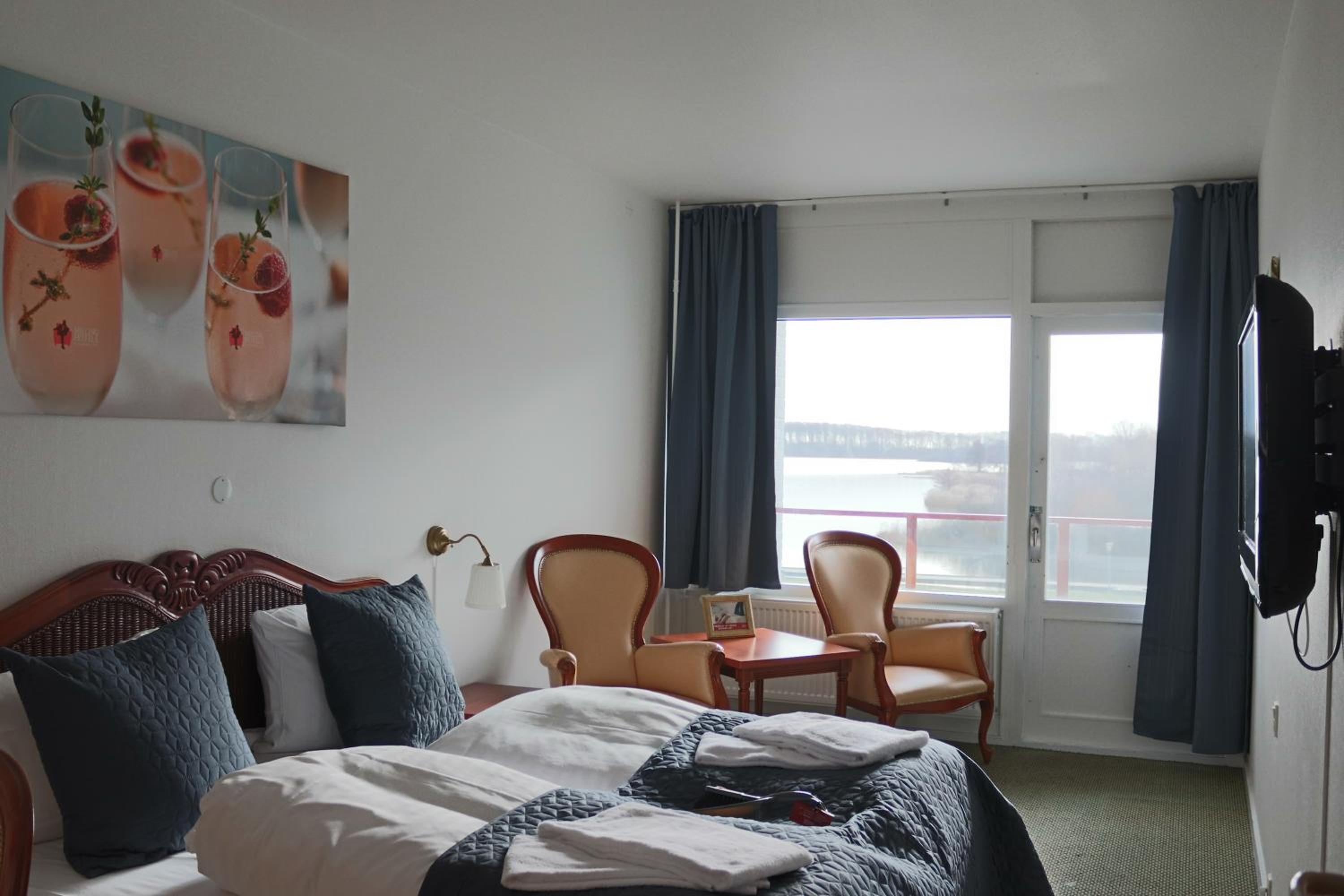 Double or Twin Room with Lake View photo 2