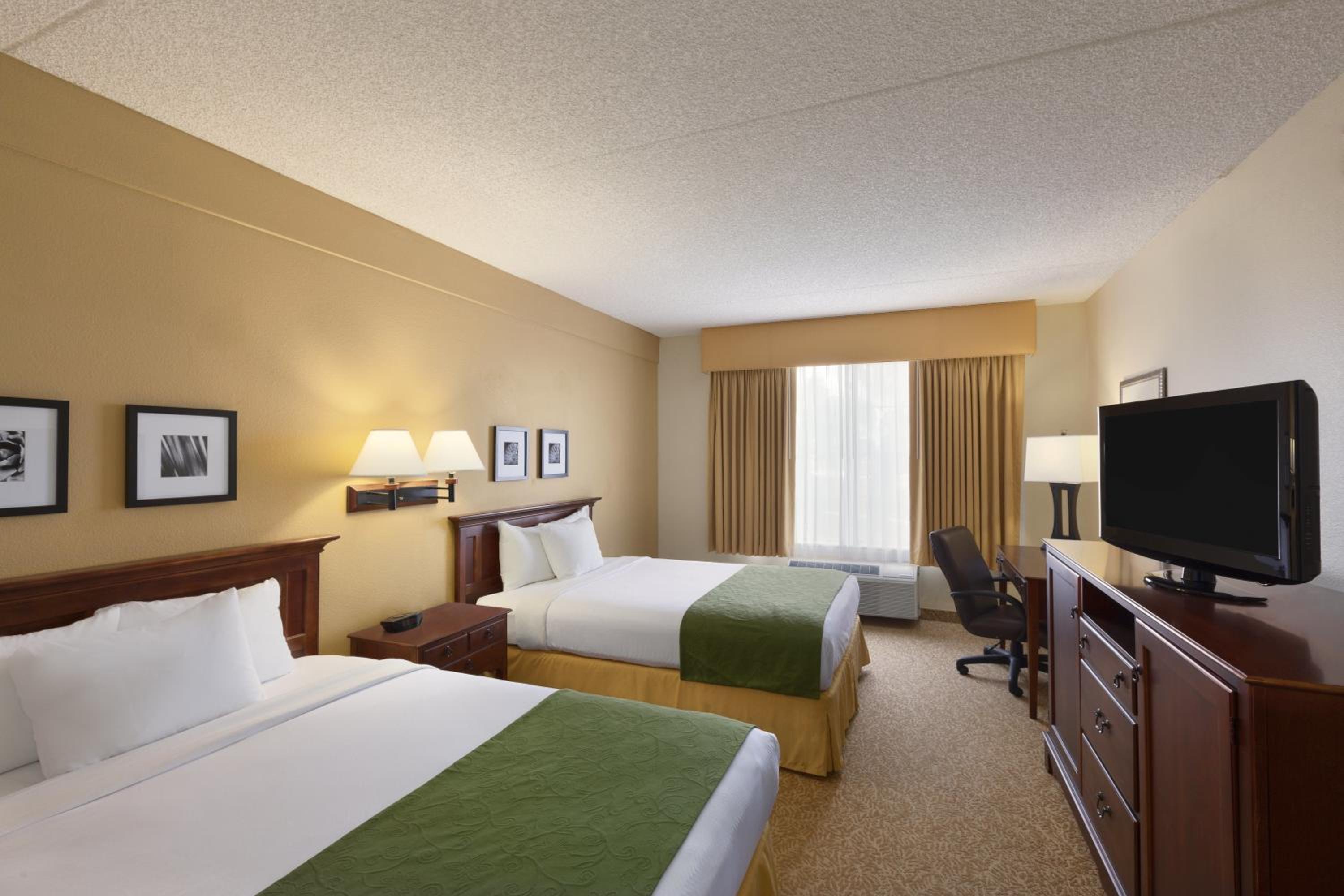 Queen Room with Two Queen Beds - Photo 4