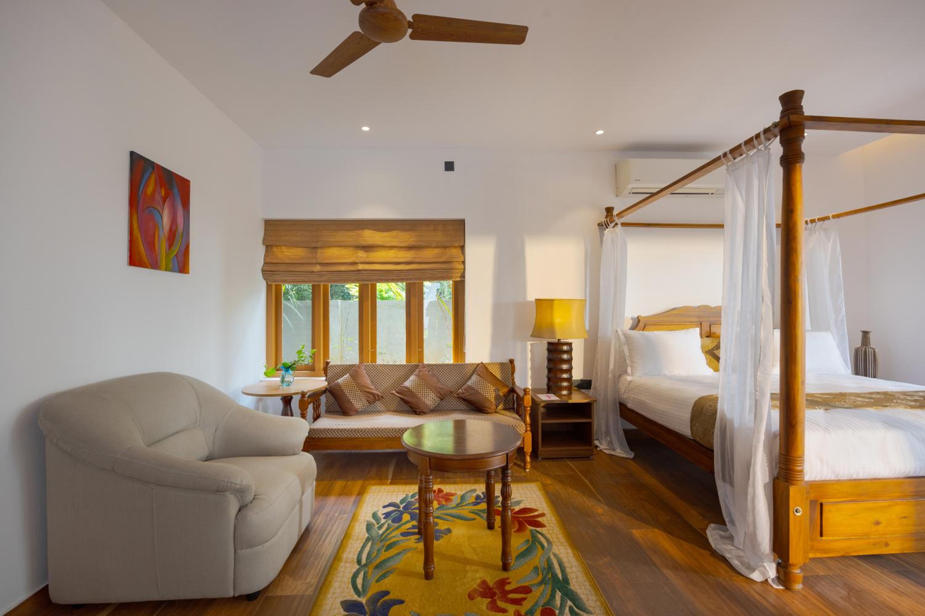 Suite with Pool View - Photo 13
