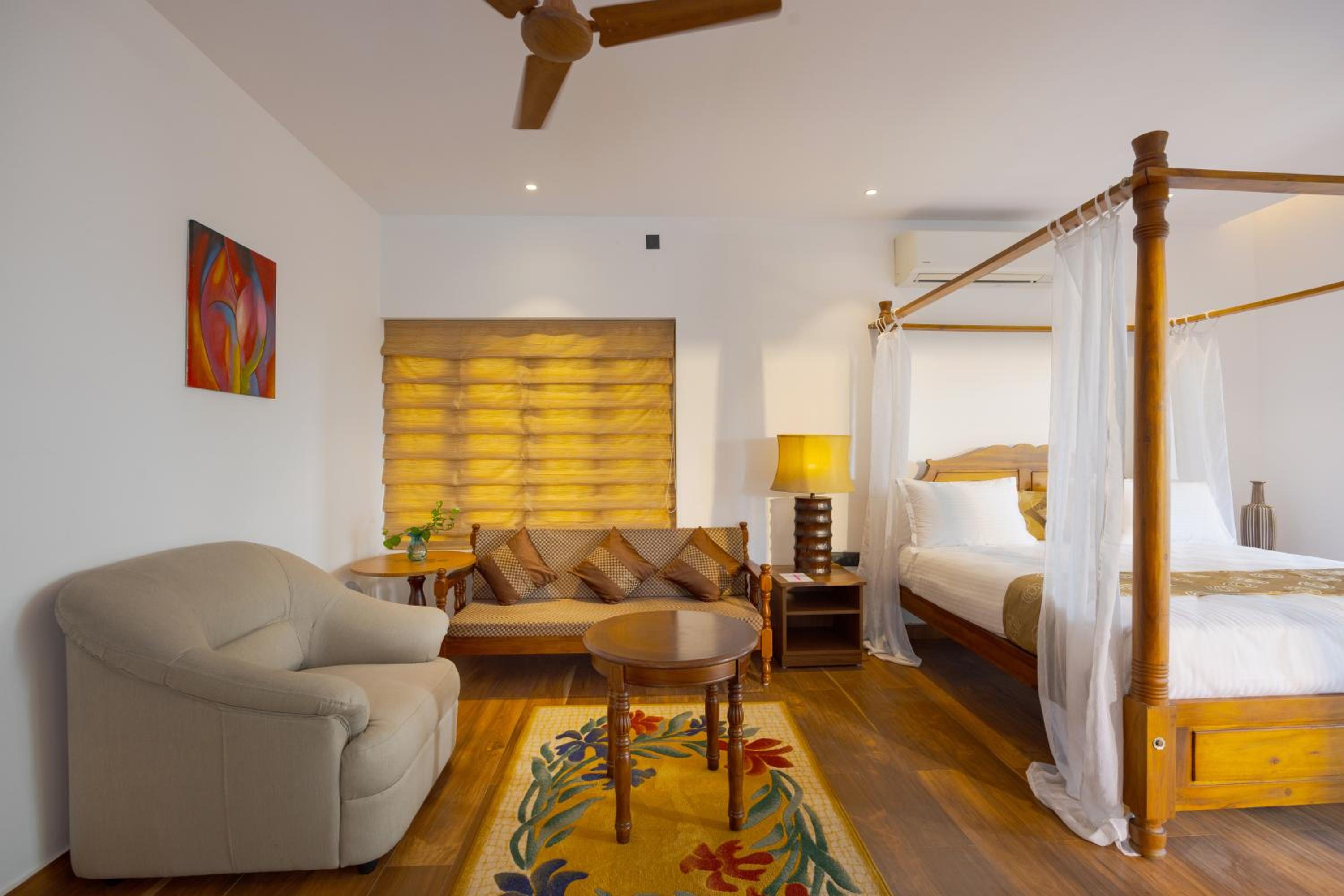 Suite with Pool View - Photo 14