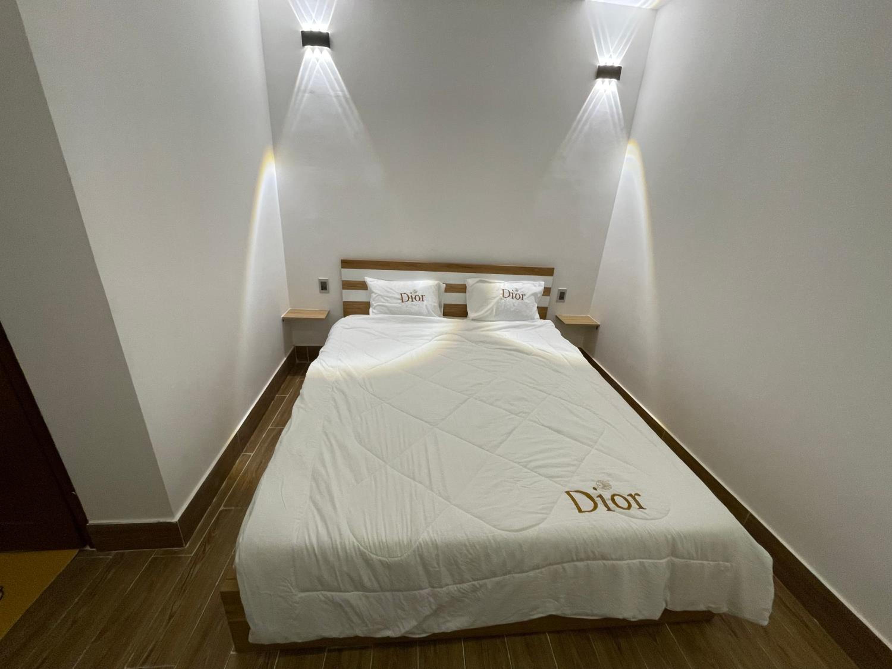 Queen Room photo 2