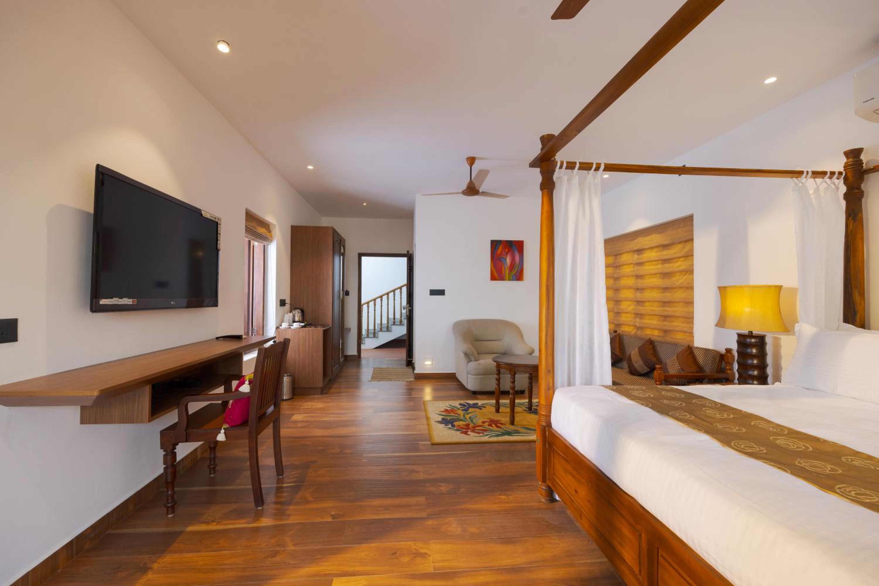 Suite with Pool View - Photo 16