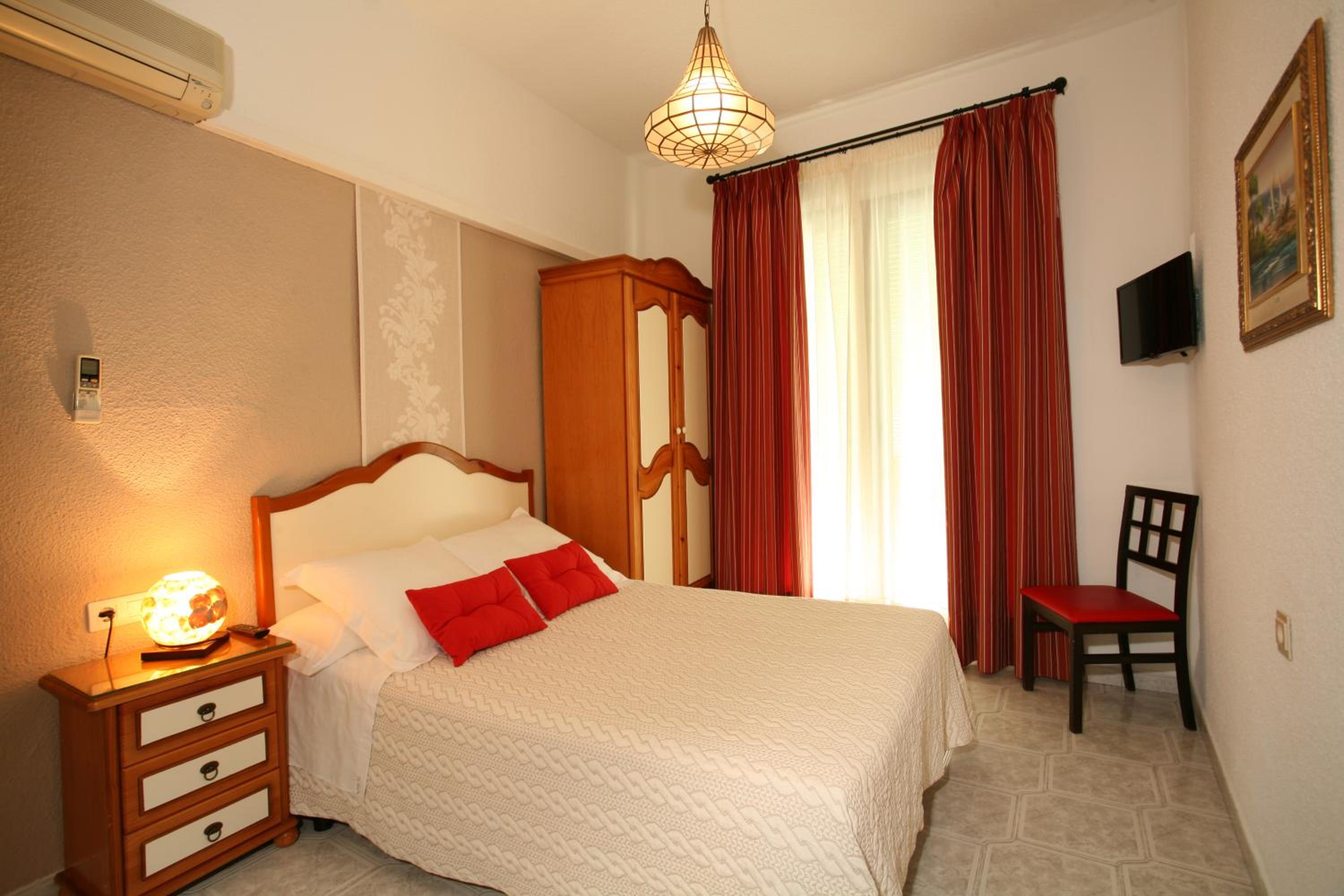 Double or Twin Room with Private Bathroom - Photo 2