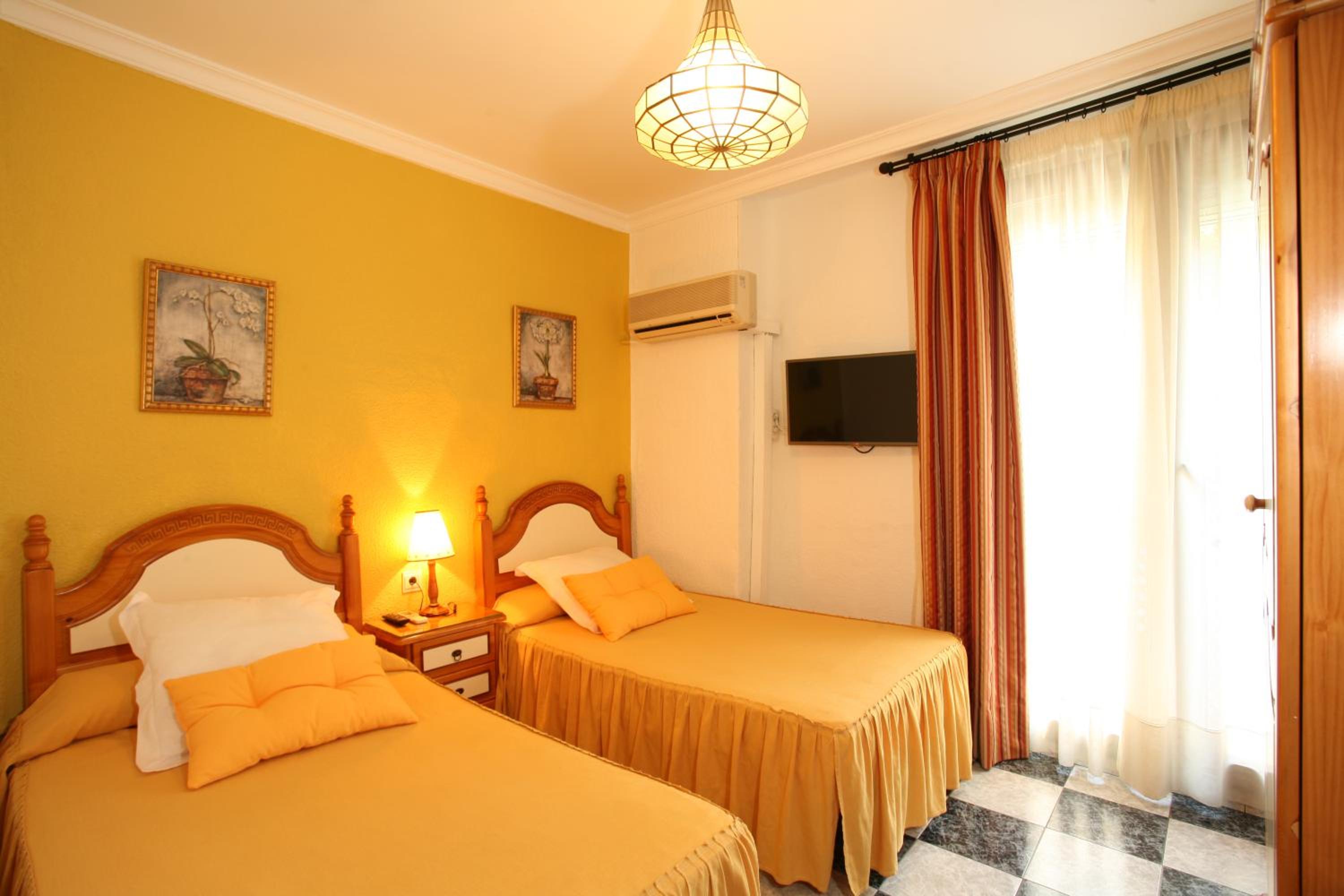 Double or Twin Room with Private Bathroom - Photo 14