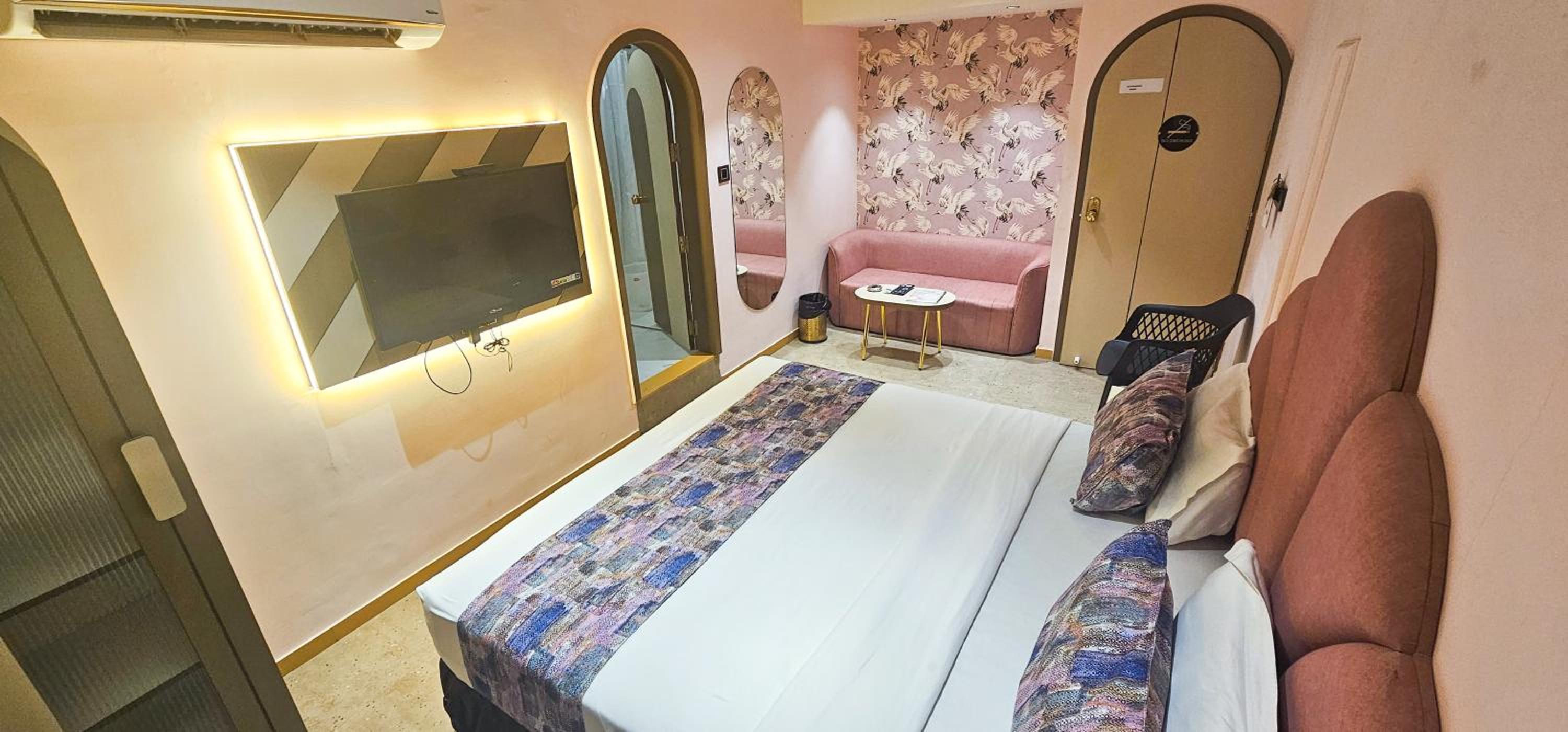 Suite with Spa Bath - Photo 10