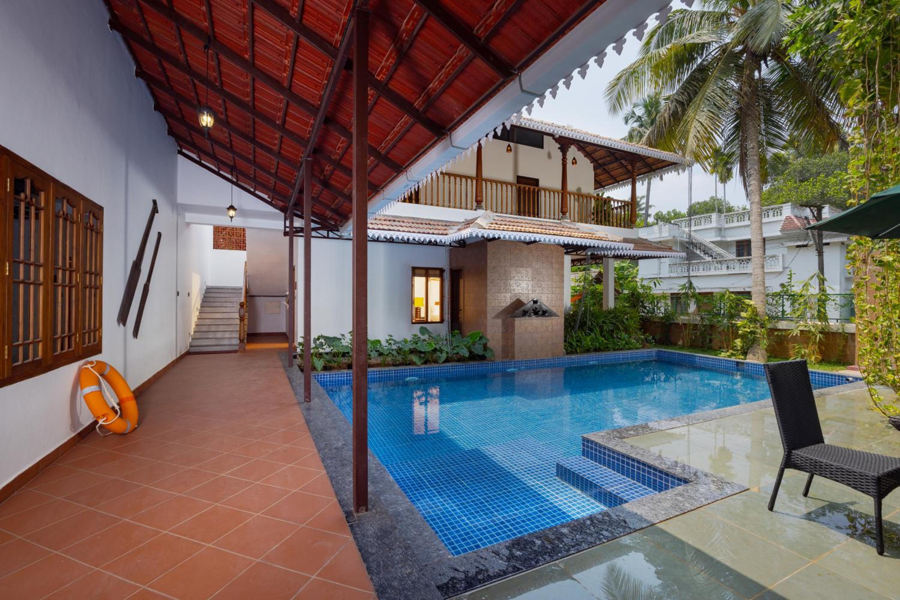 Suite with Pool View - Photo 12