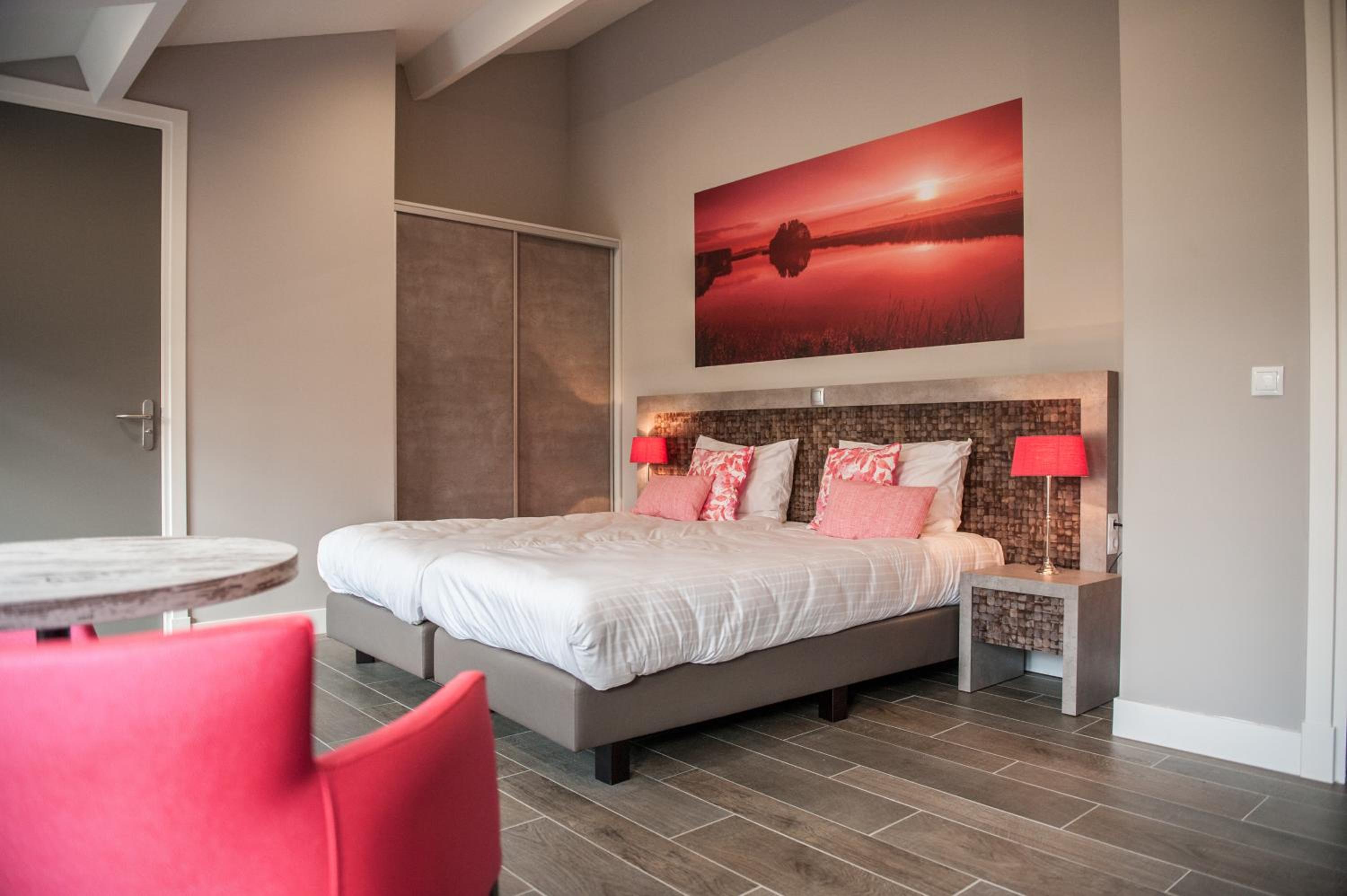 Deluxe Double or Twin Room with Walk-in Shower photo 2