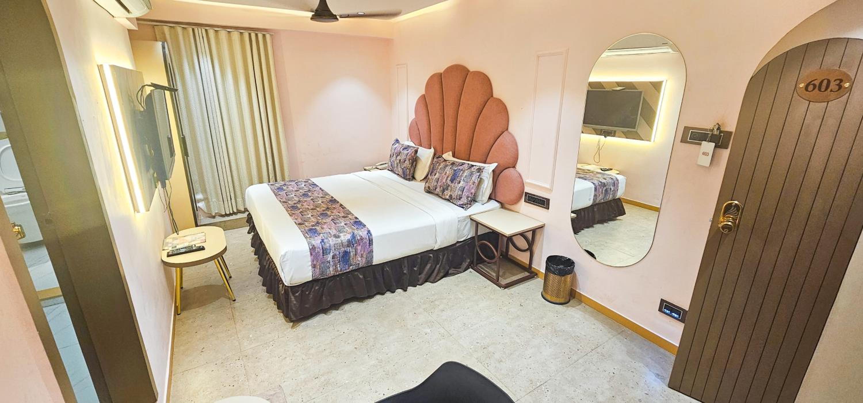Suite with Spa Bath - Photo 17