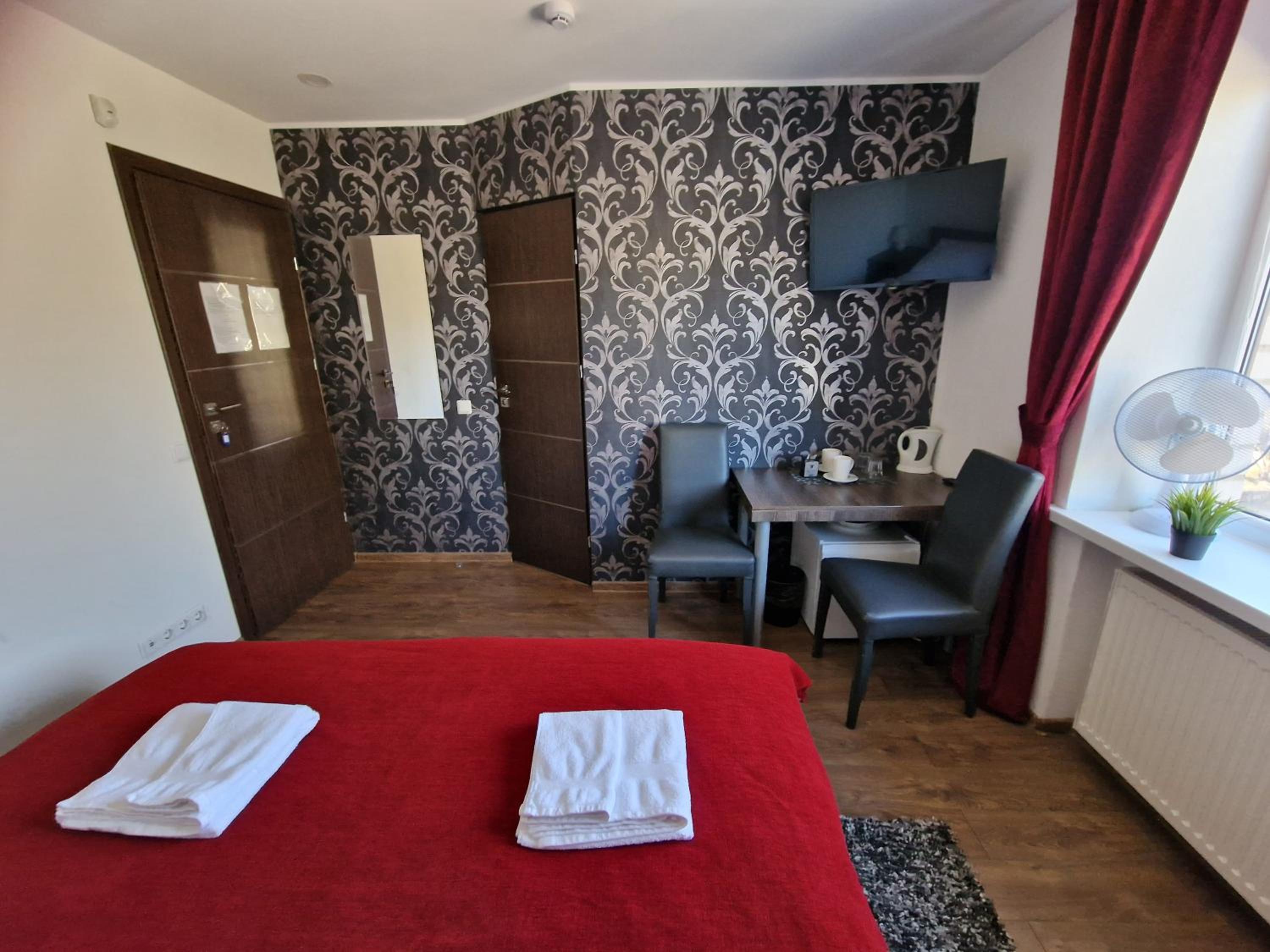 Double or Twin Room with Private Bathroom photo 3