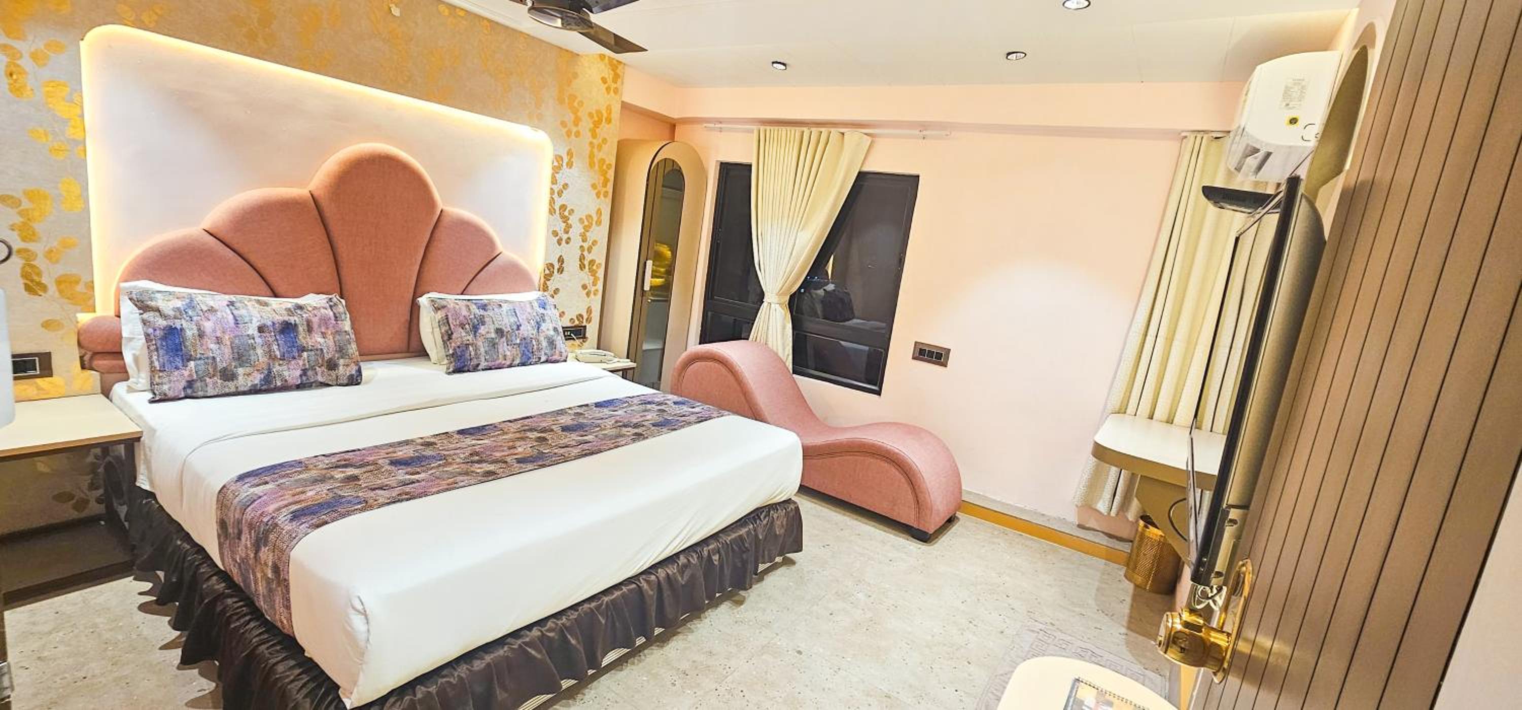 King Suite with Spa Bath photo 2