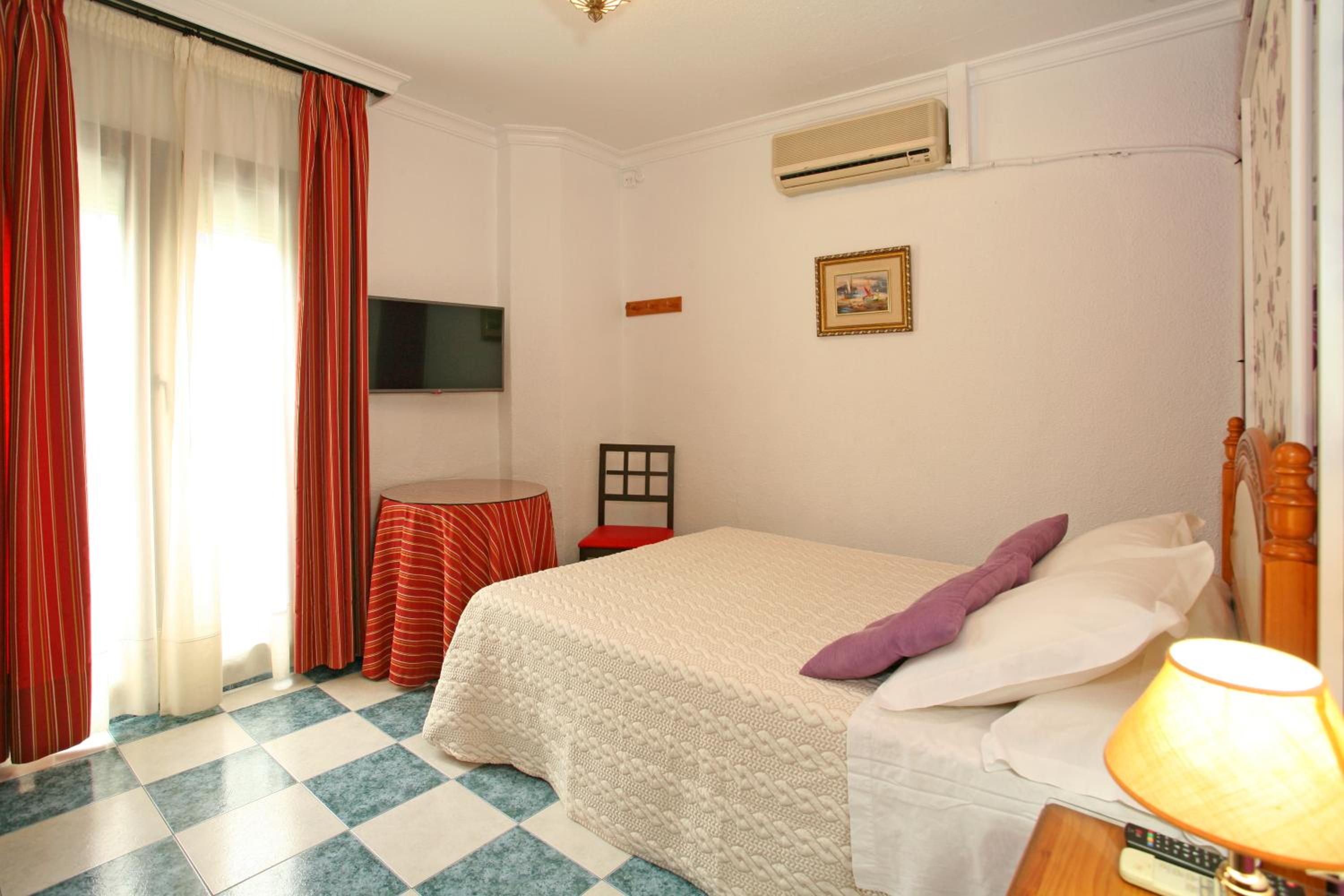 Double or Twin Room with Private Bathroom - Photo 15