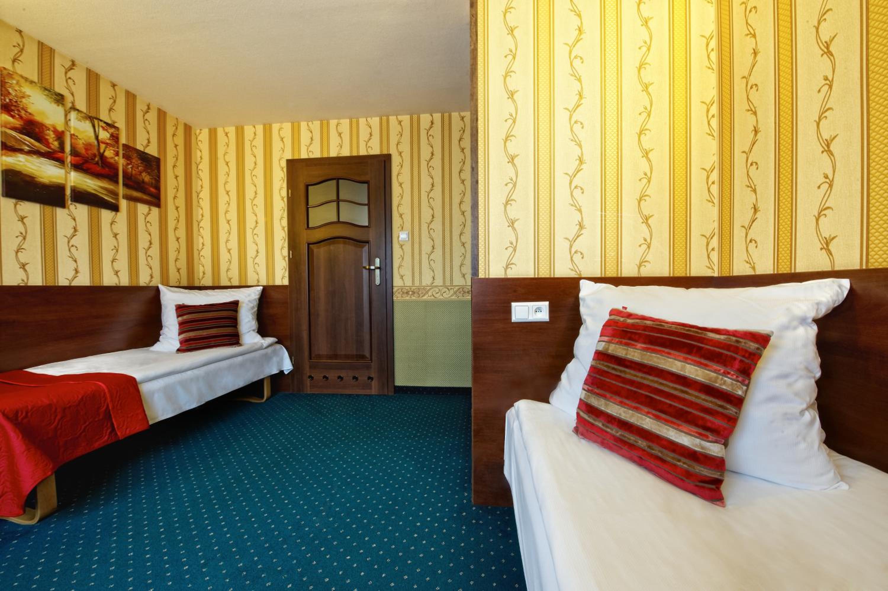 Twin Room with Bathroom photo 2