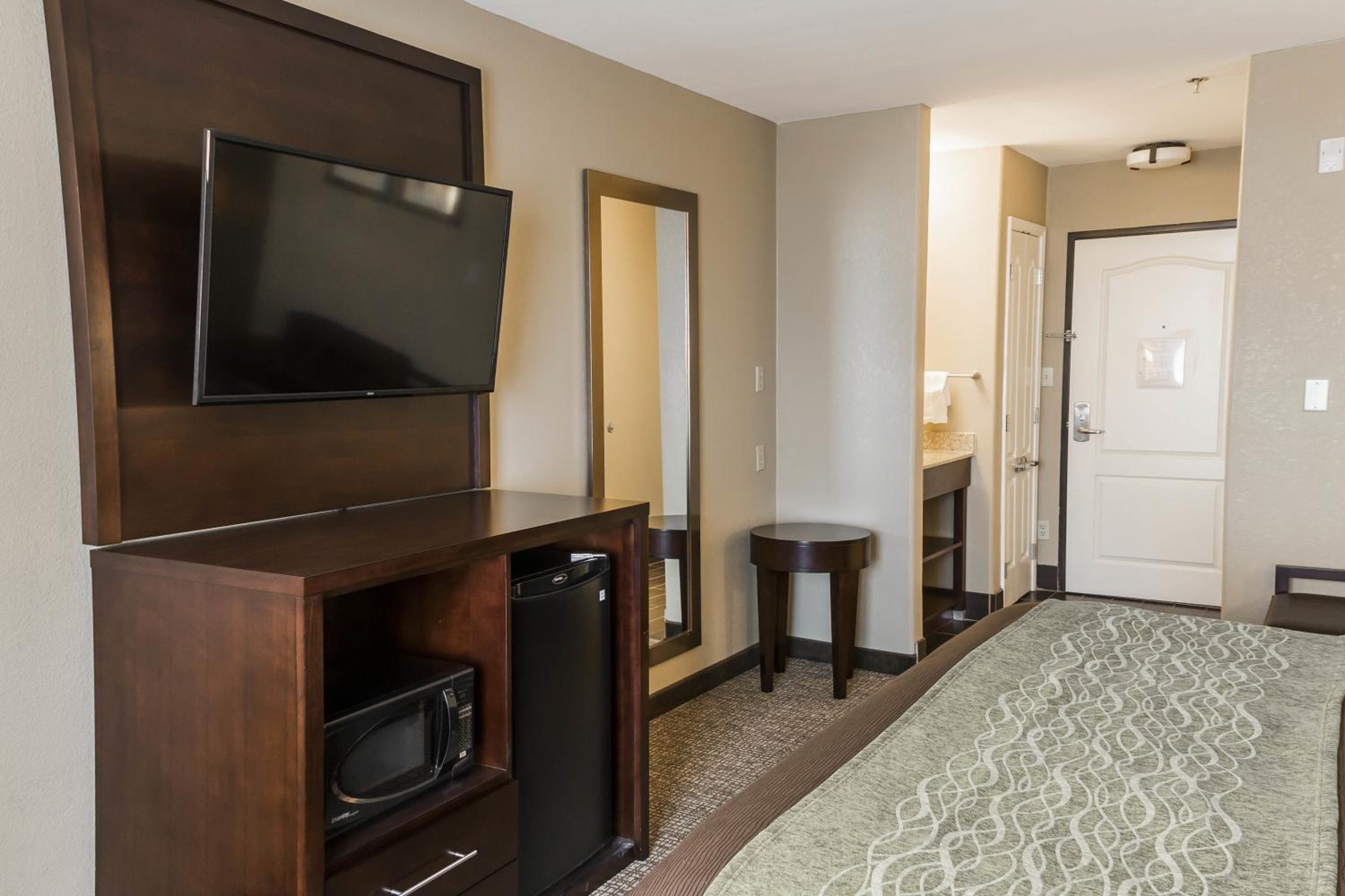 Standard King Room - Non-Smoking  - Photo 3