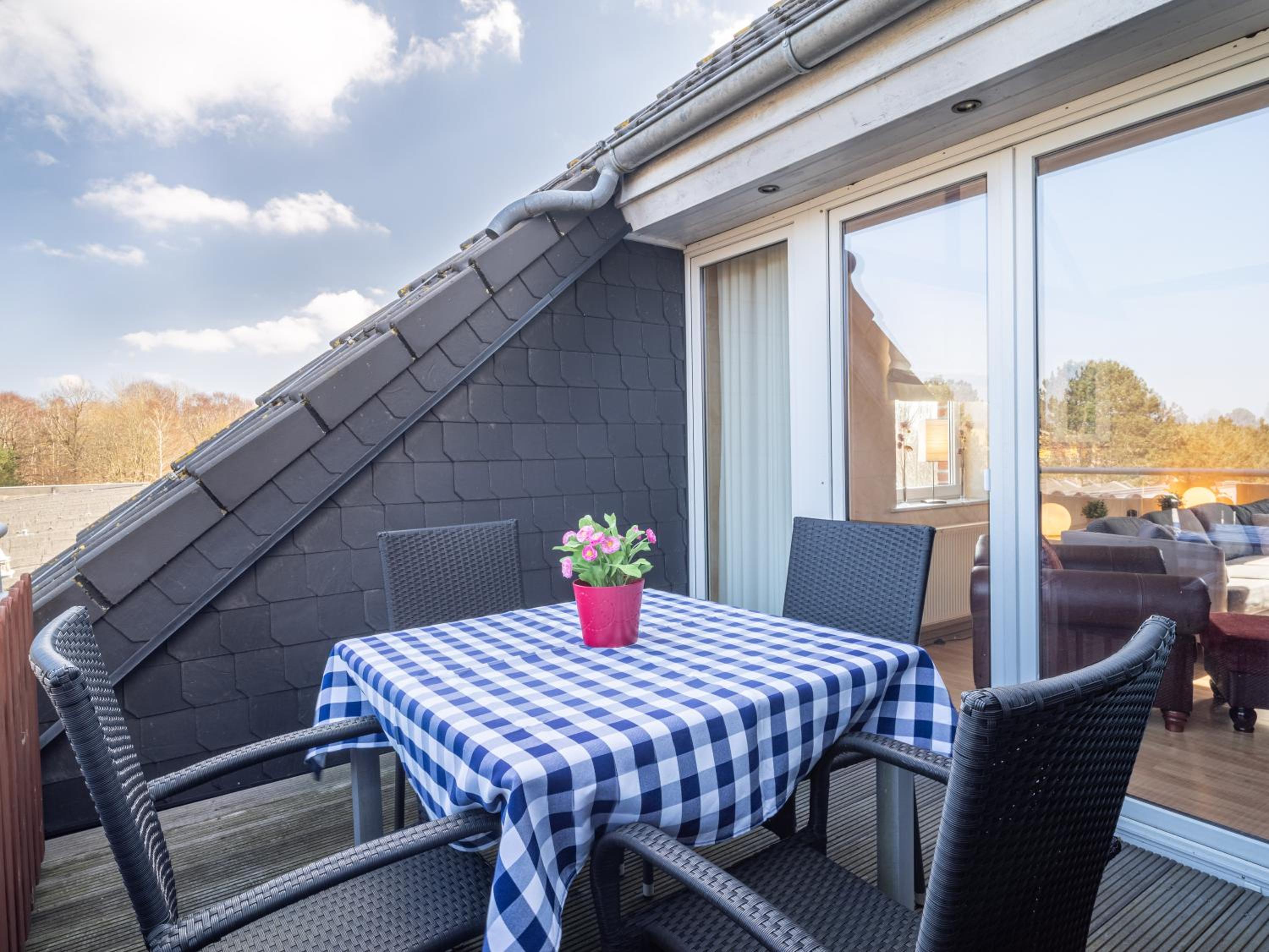 Apartment with Balcony photo 3