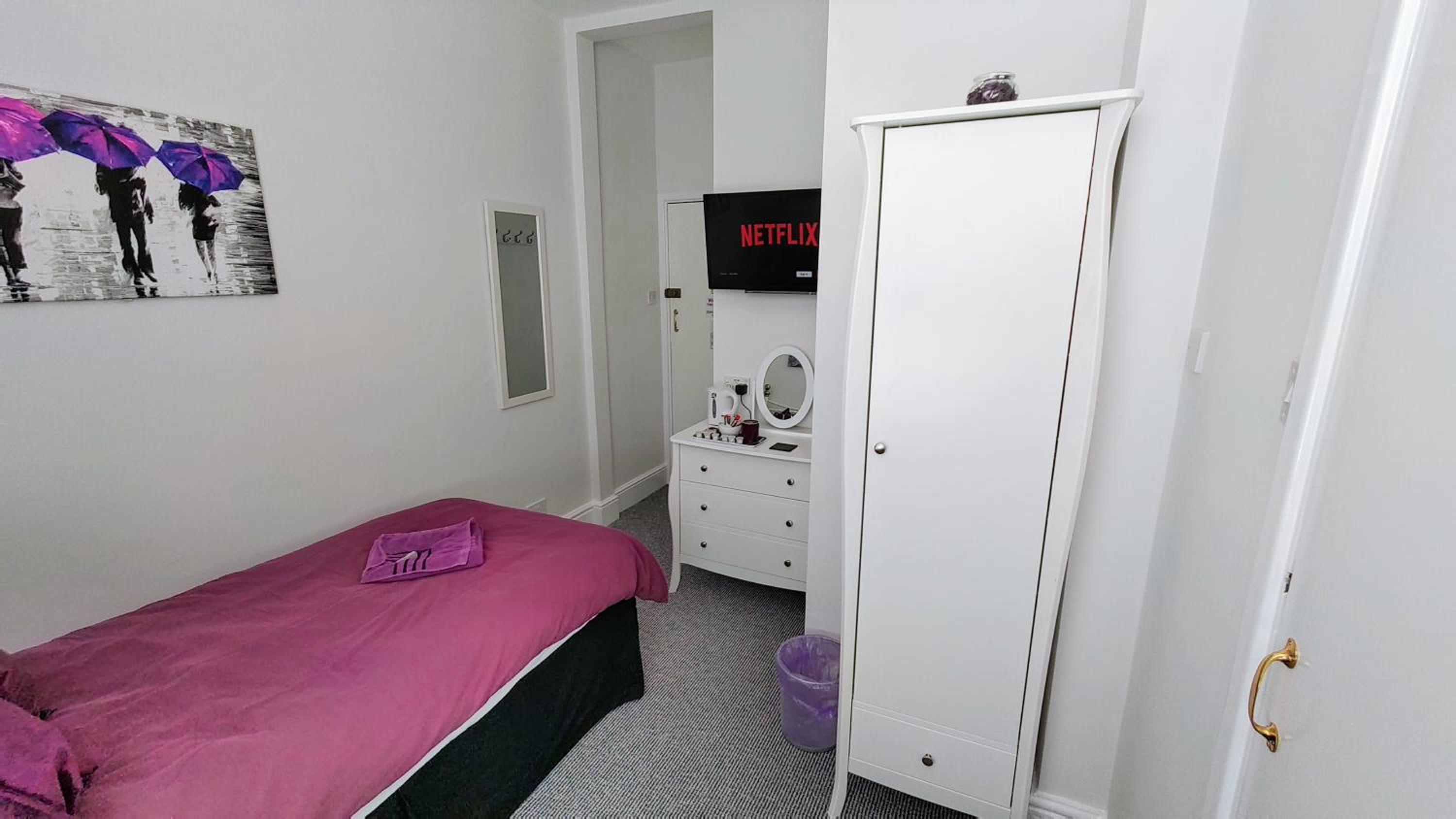 Single Room with En Suite photo 2