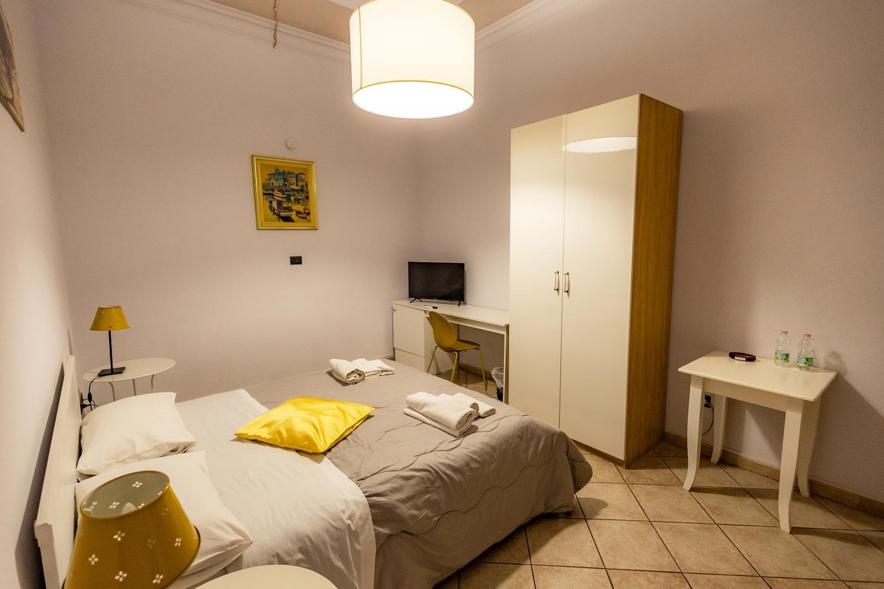 Double Room with Private External Bathroom - Photo 4