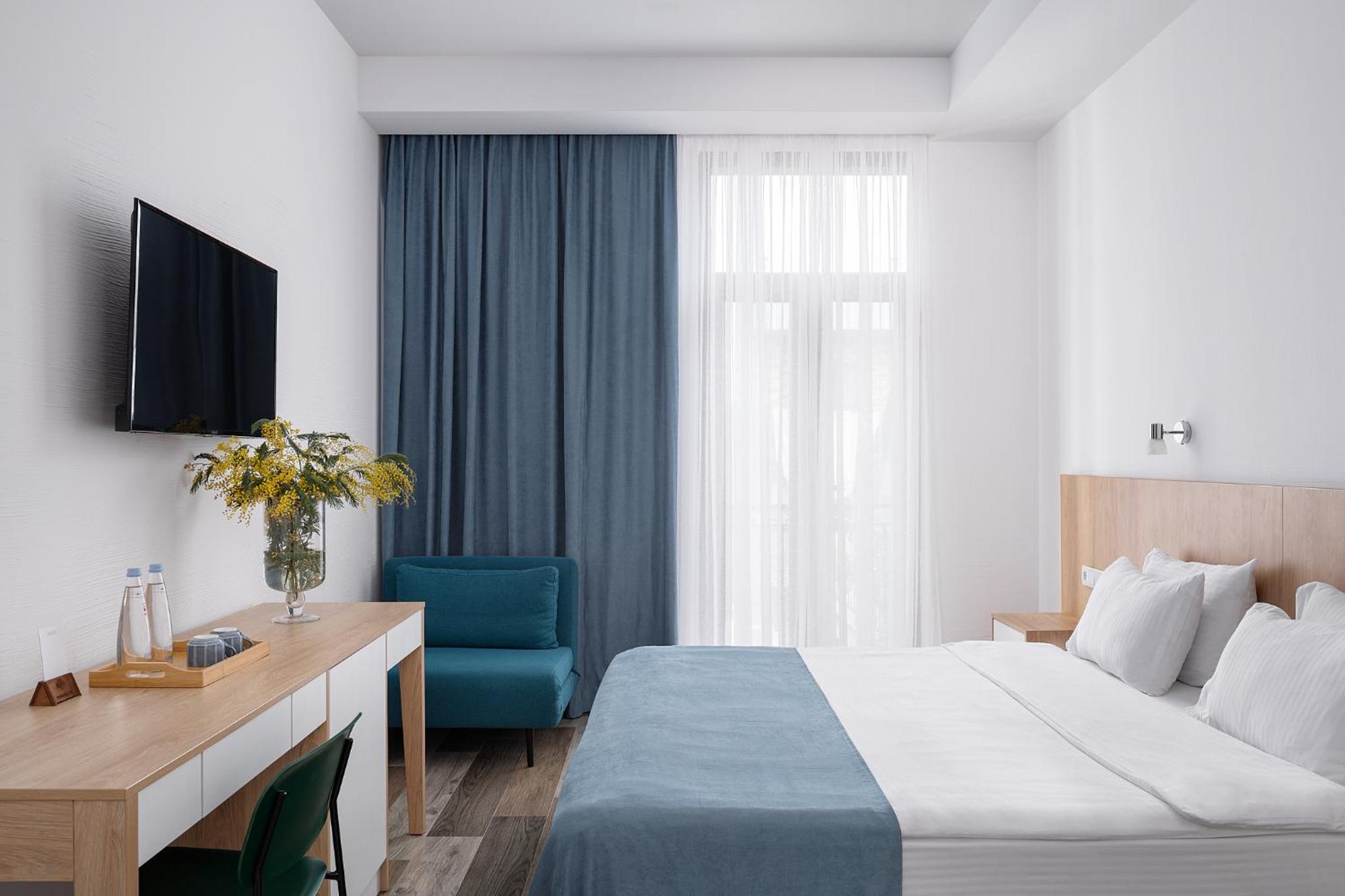 Deluxe Double Room with Balcony - Photo 5