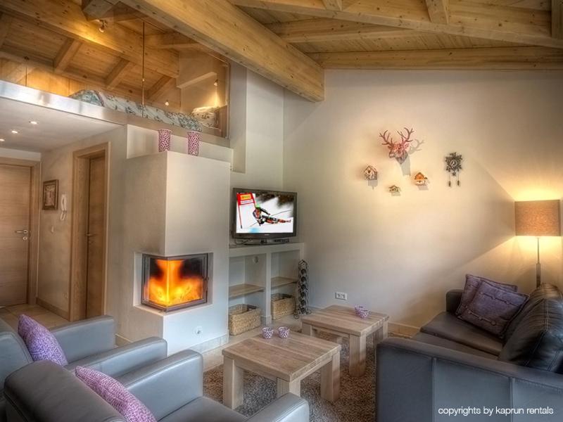 Three-Bedroom Penthouse Apartment with Balcony and Mountain View photo 1