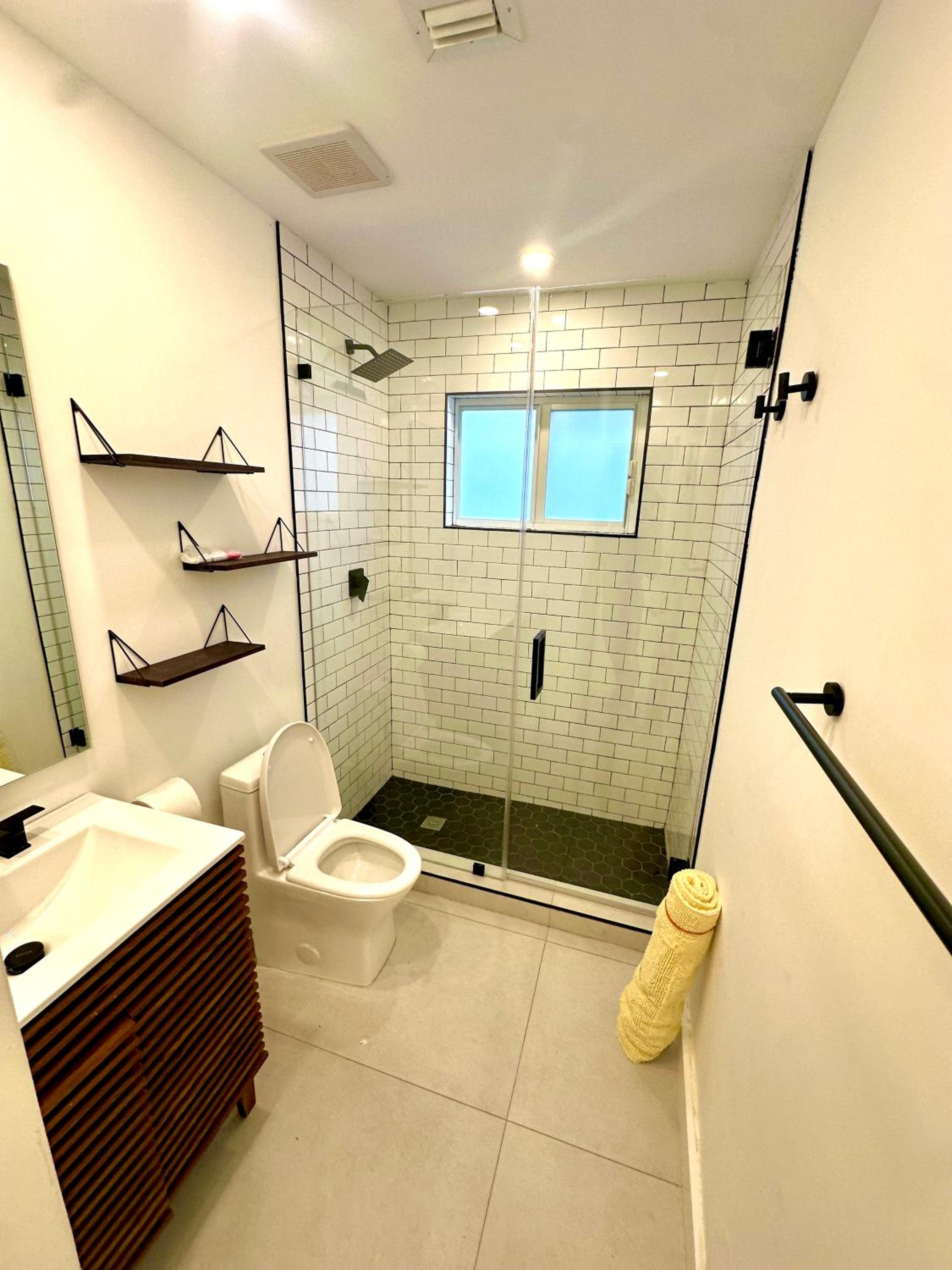 Six-Bedroom House photo 2