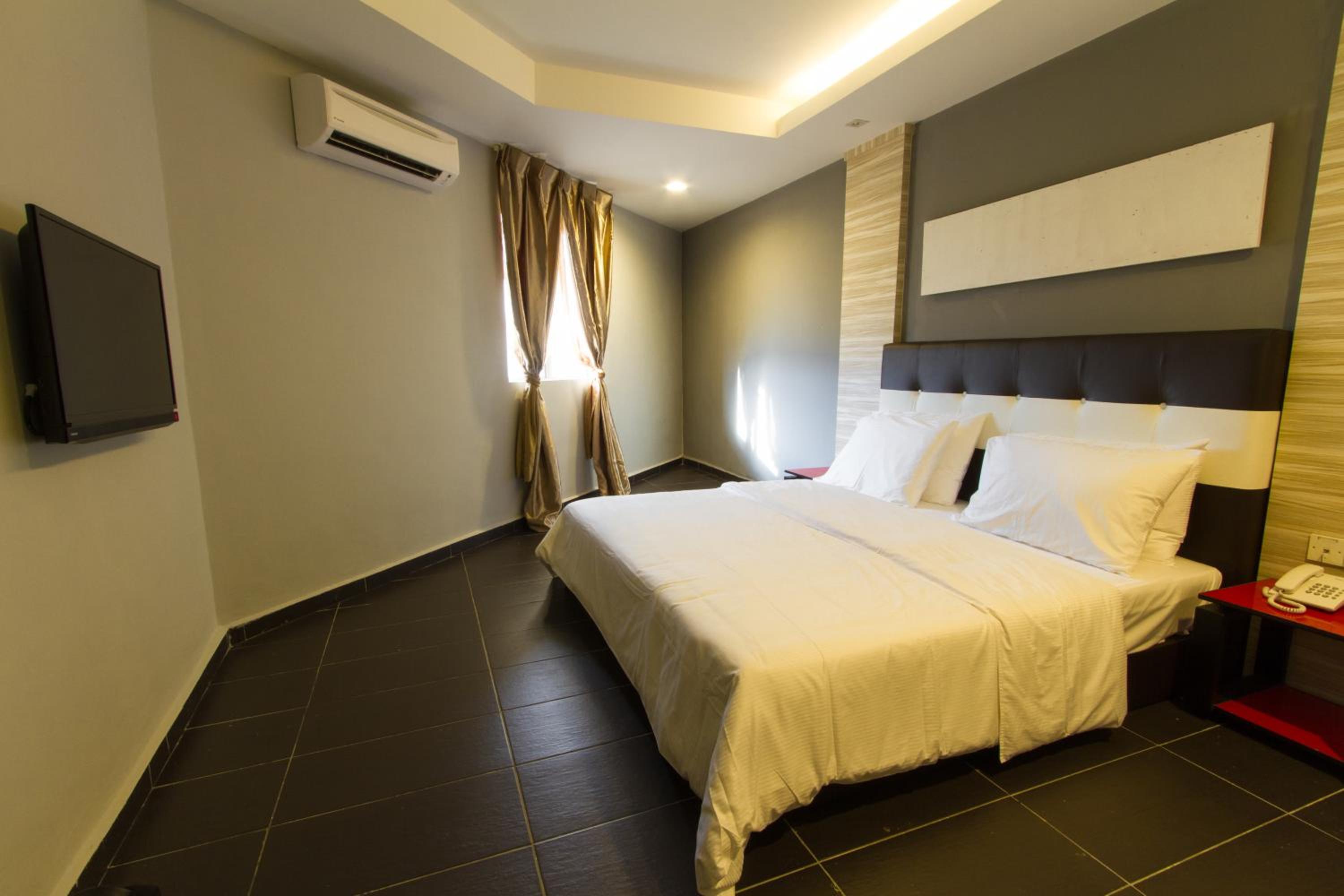 Deluxe King Room photo 2
