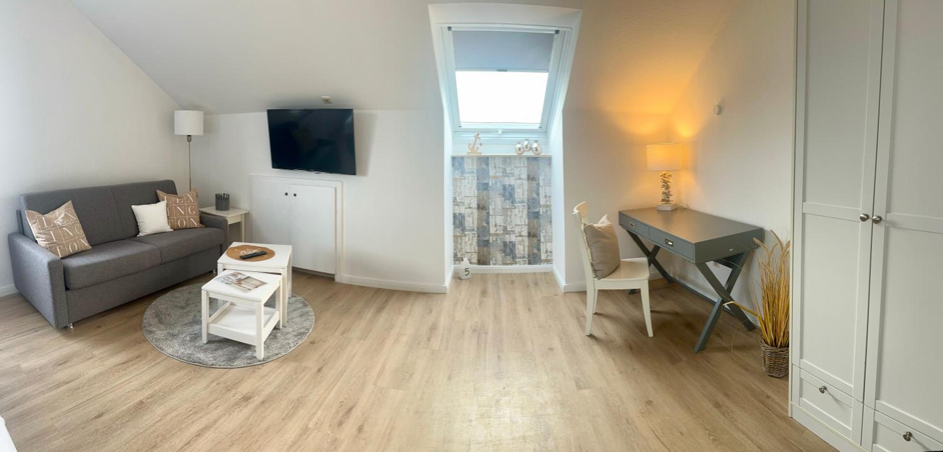Family Room with Side Sea View photo 3