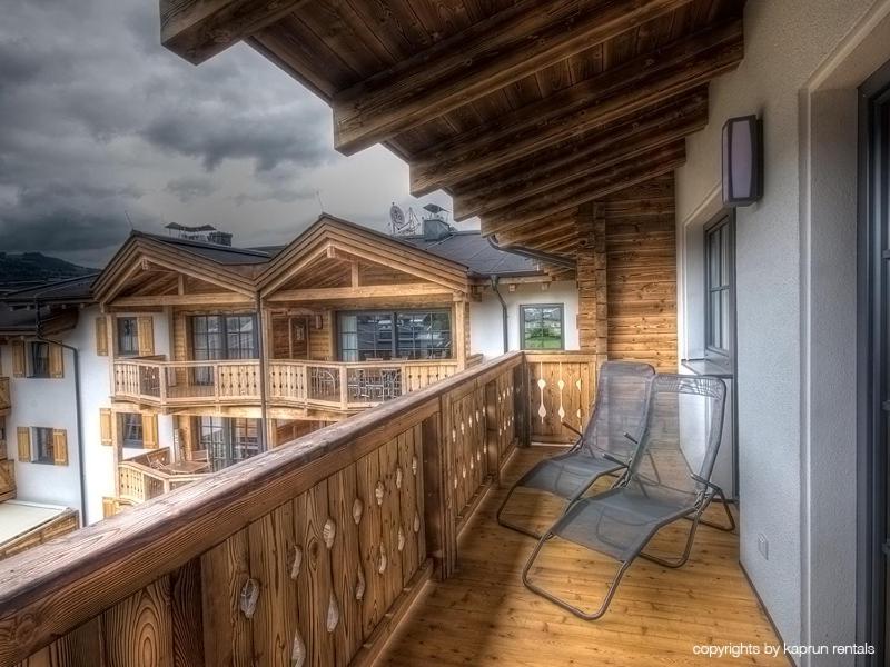 Three-Bedroom Penthouse Apartment with Balcony and Mountain View photo 3