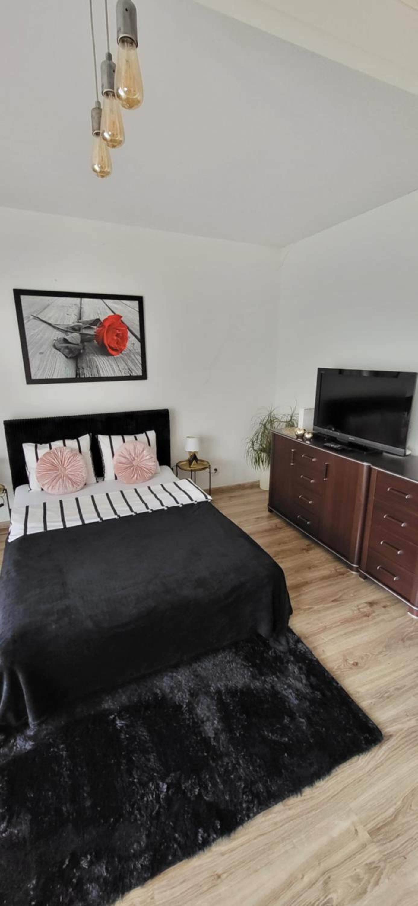 Apartment with Balcony - Photo 4