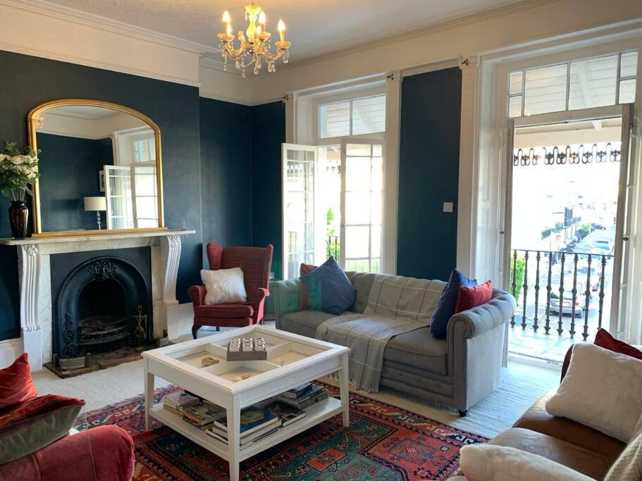 Six-Bedroom House photo 1