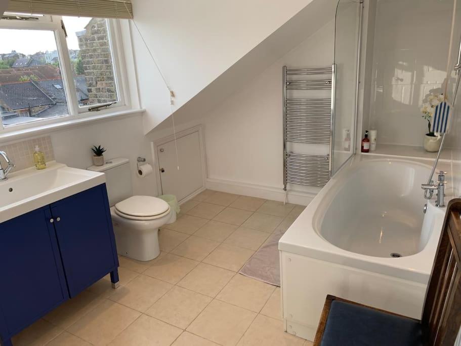 Six-Bedroom House photo 2