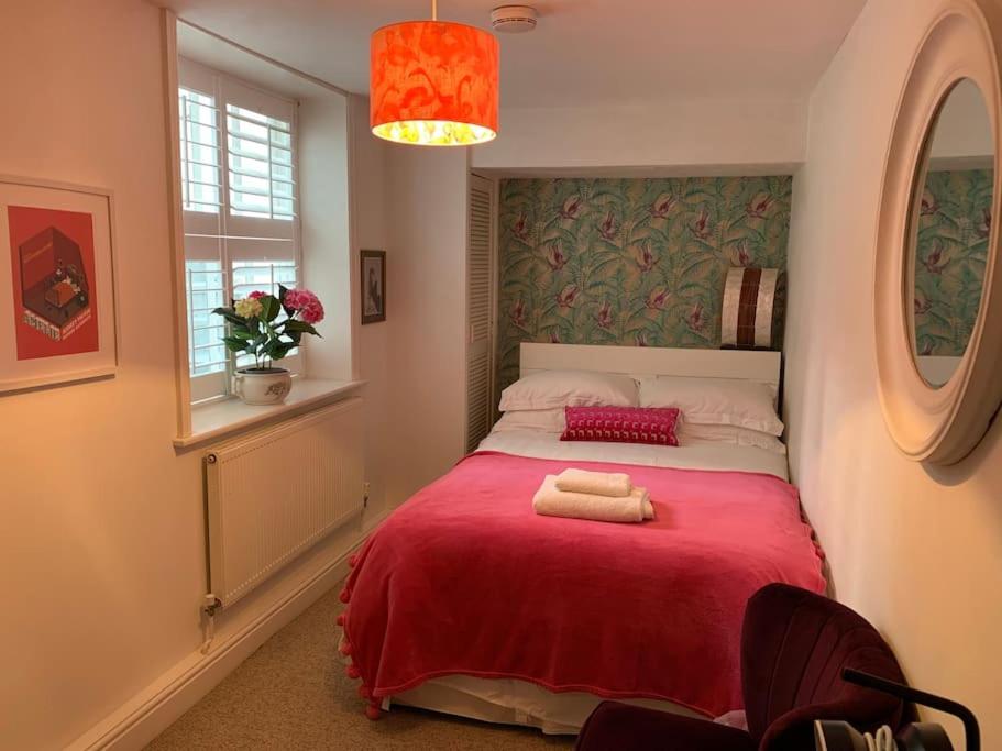 Six-Bedroom House photo 3