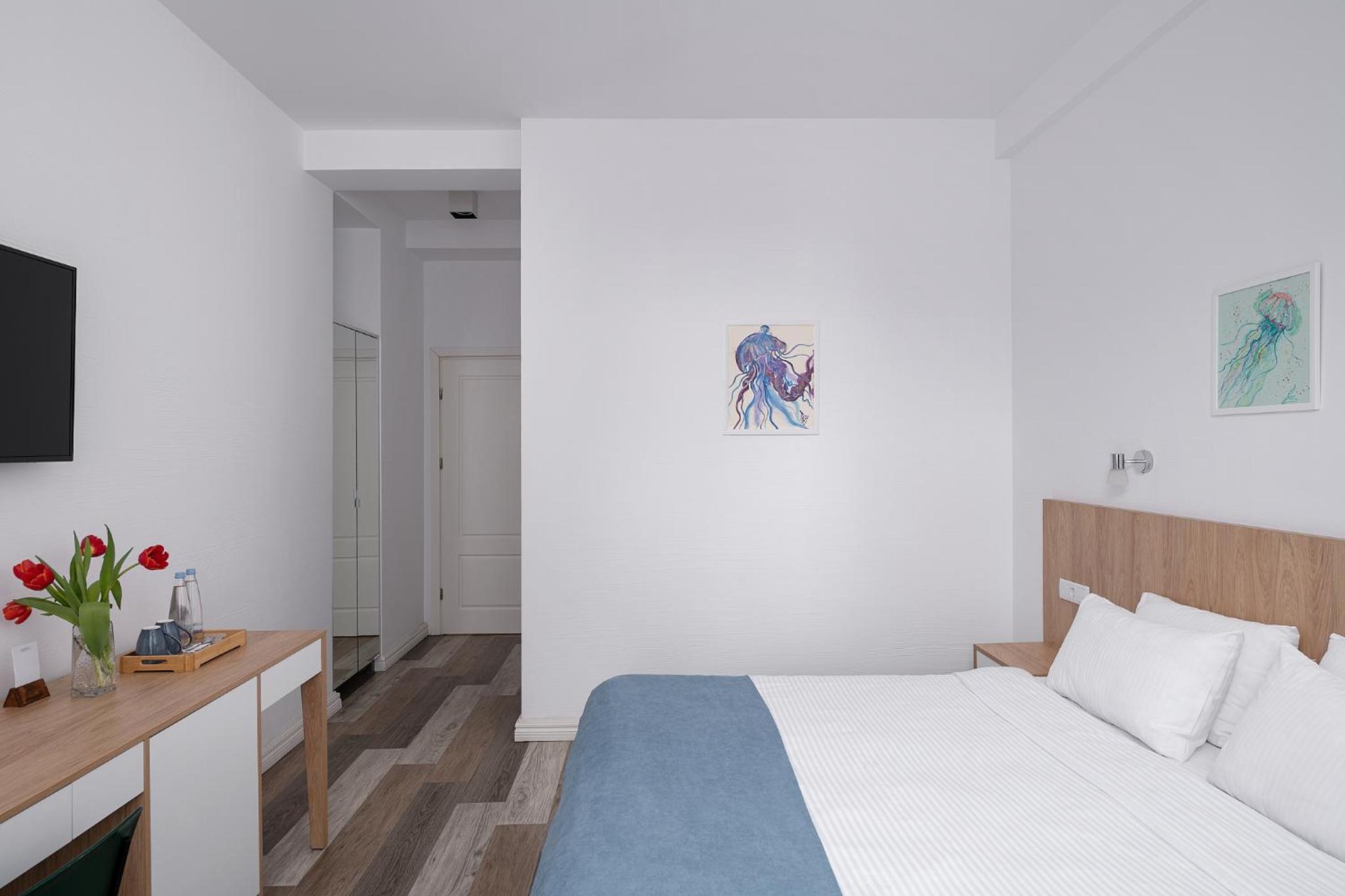 Deluxe Double Room with Balcony - Photo 11