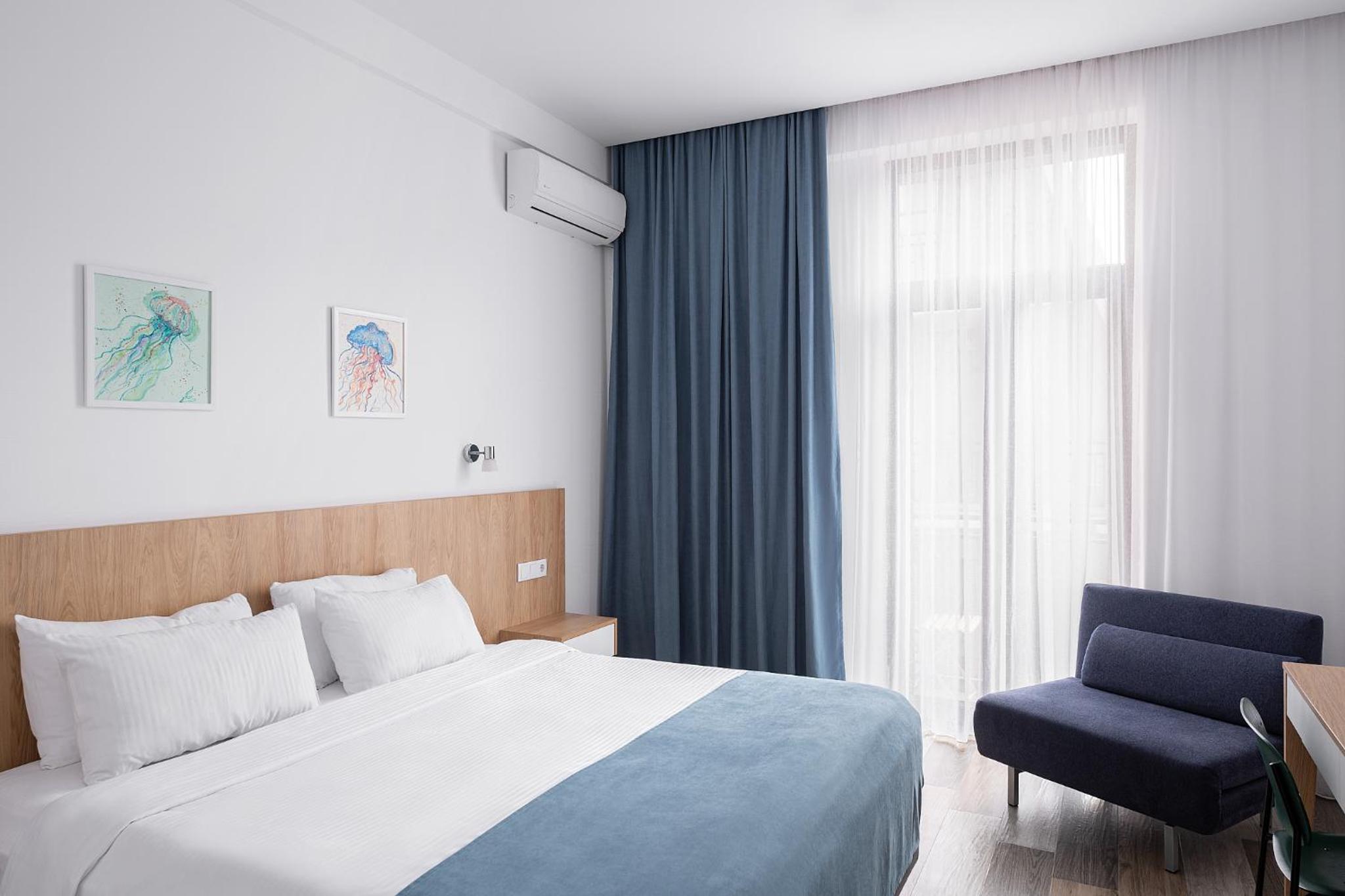 Deluxe Double Room with Balcony - Photo 10