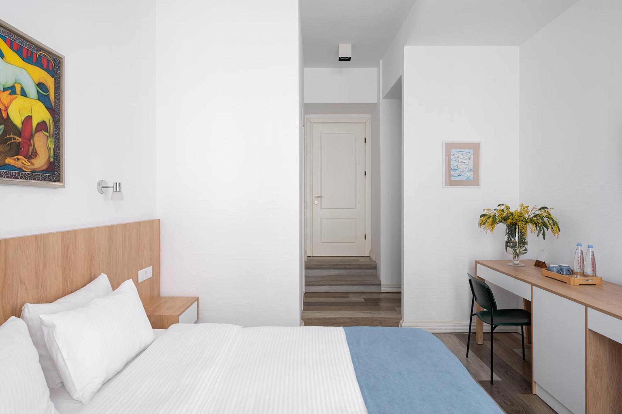 Deluxe Double Room with Balcony - Photo 8