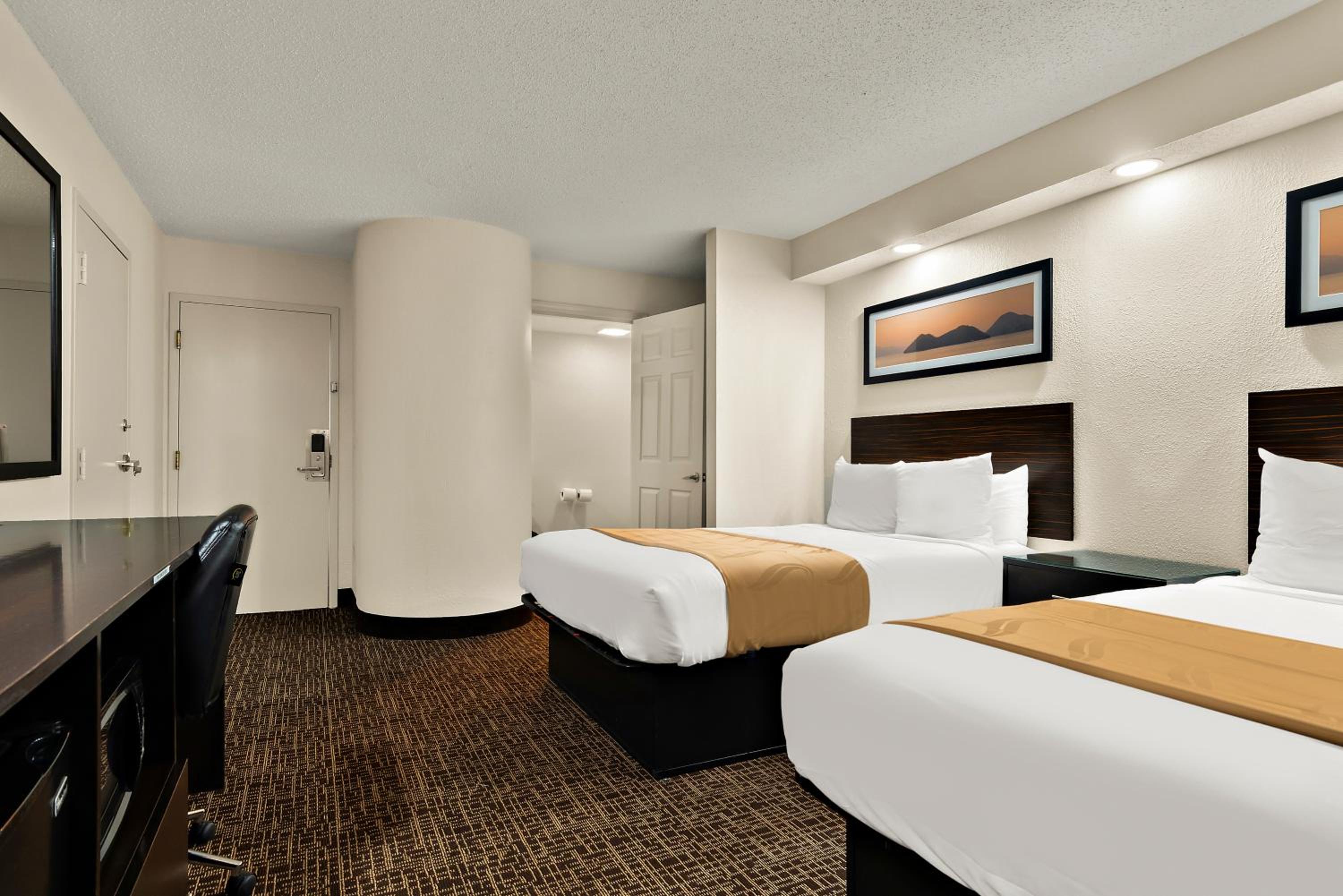 Queen Room with Two Queen Beds - Non-Smoking - Photo 7