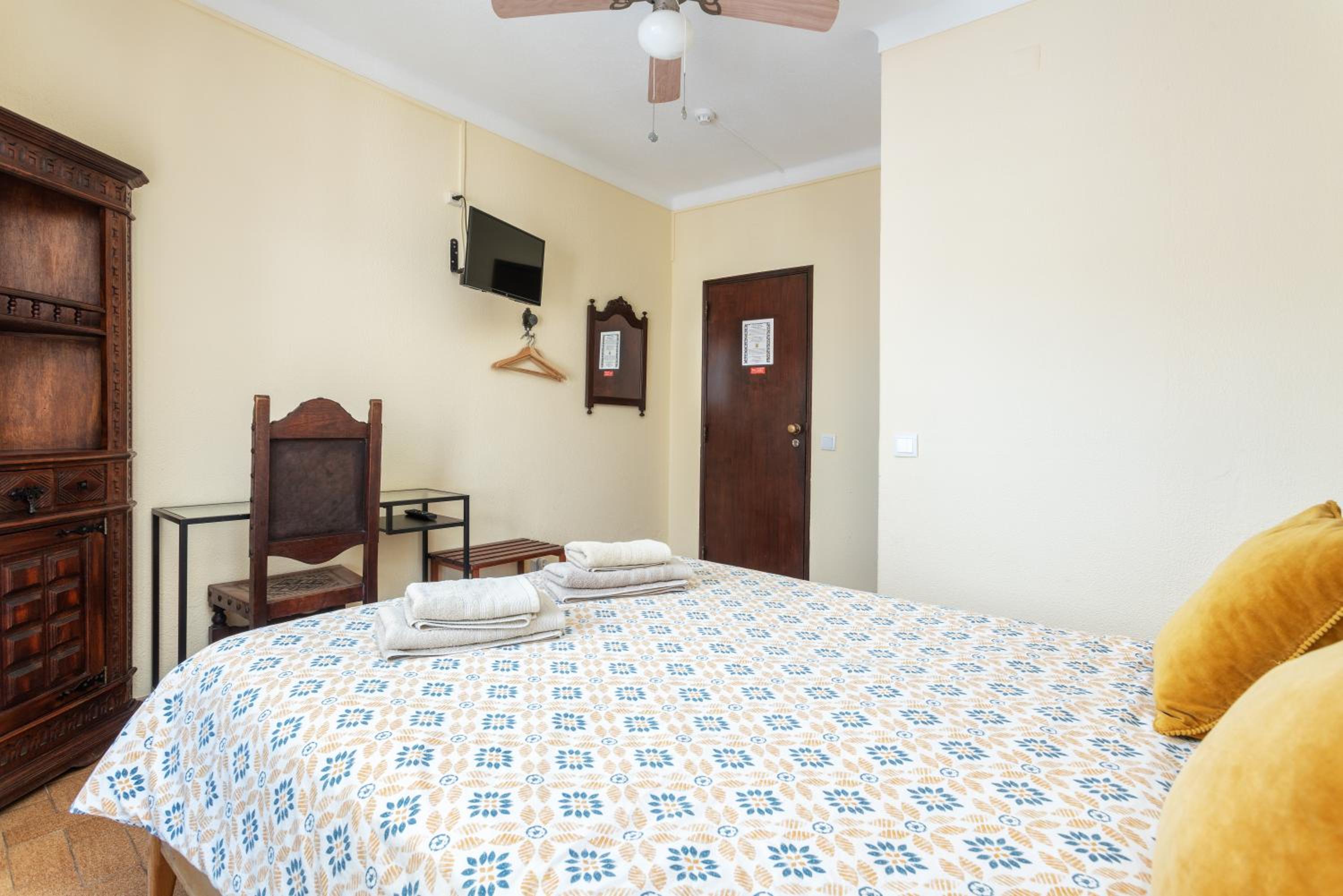 Double Room with Balcony - Photo 4