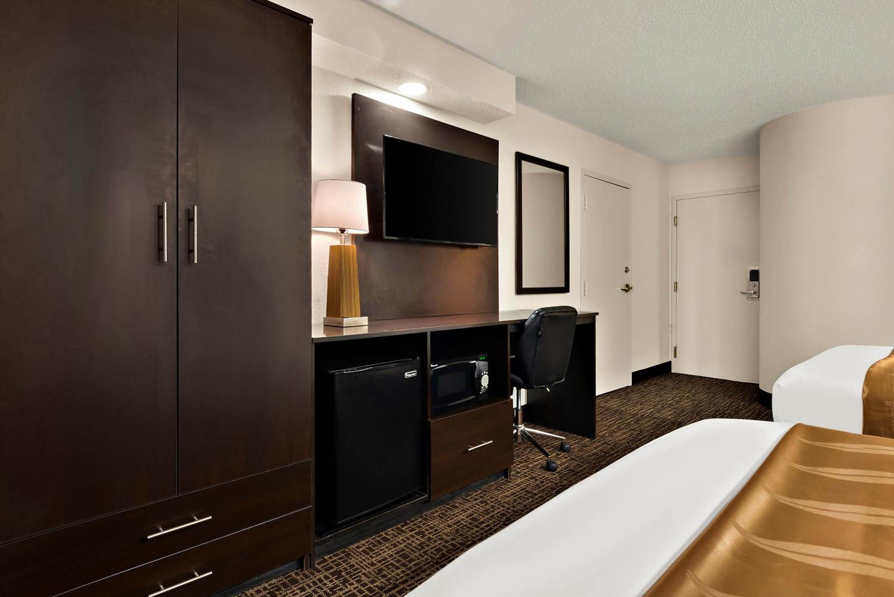 Queen Room with Two Queen Beds - Non-Smoking - Photo 2