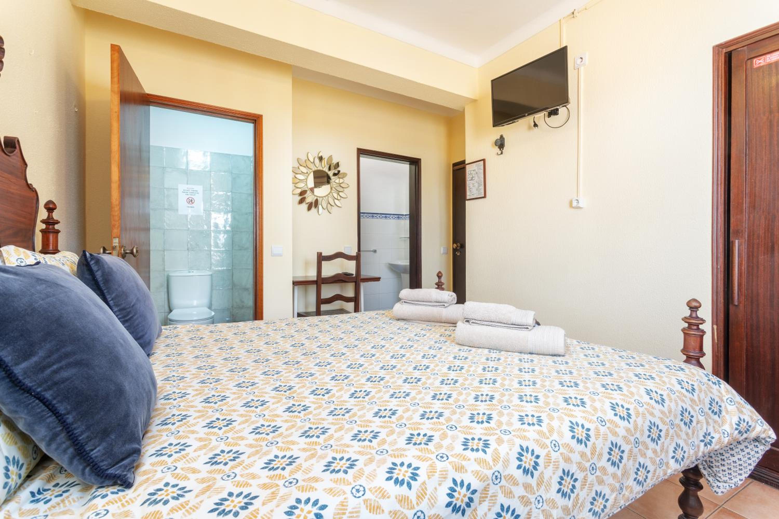 Double Room with Private Bathroom - Photo 5