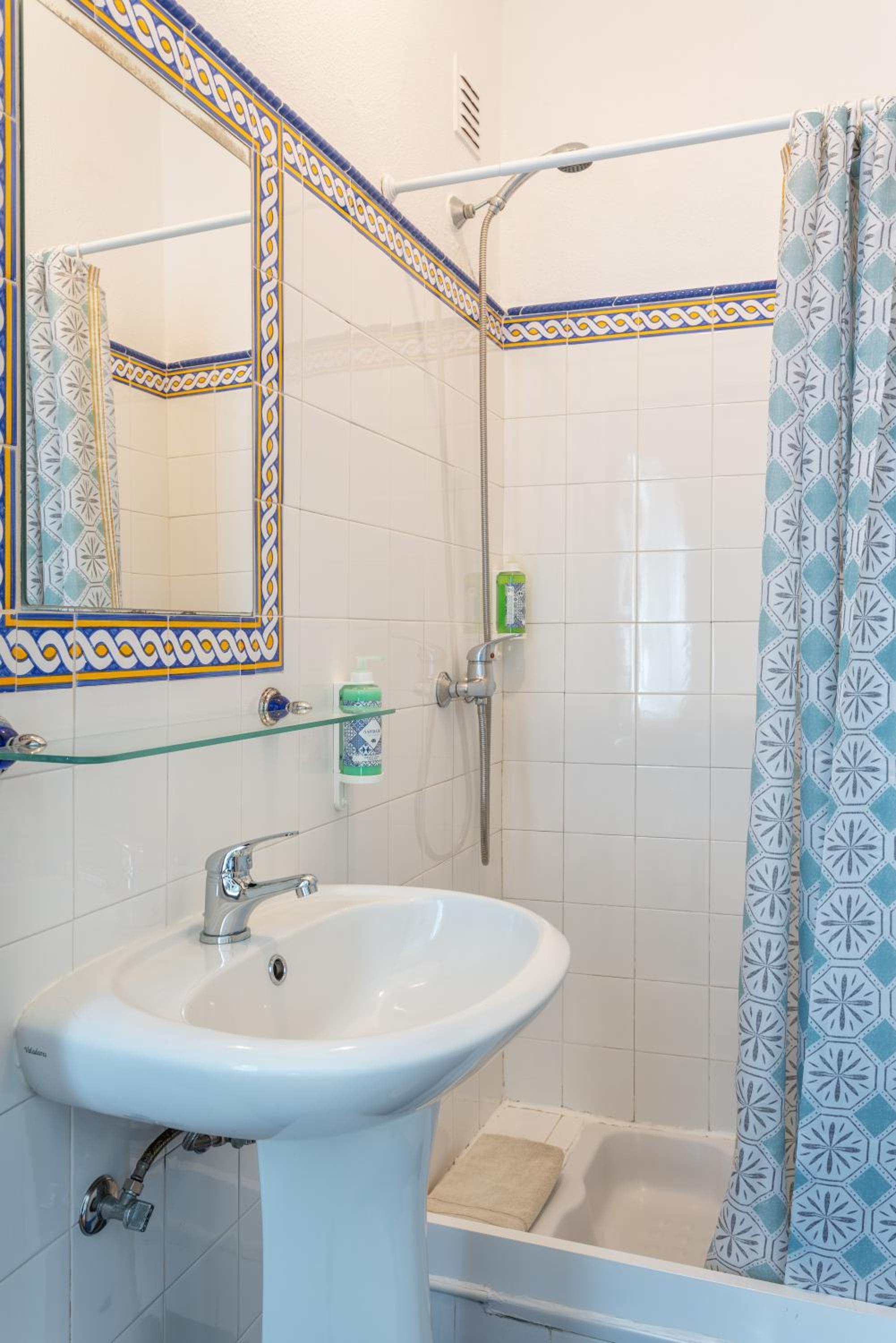 Budget Double Room - Photo 2