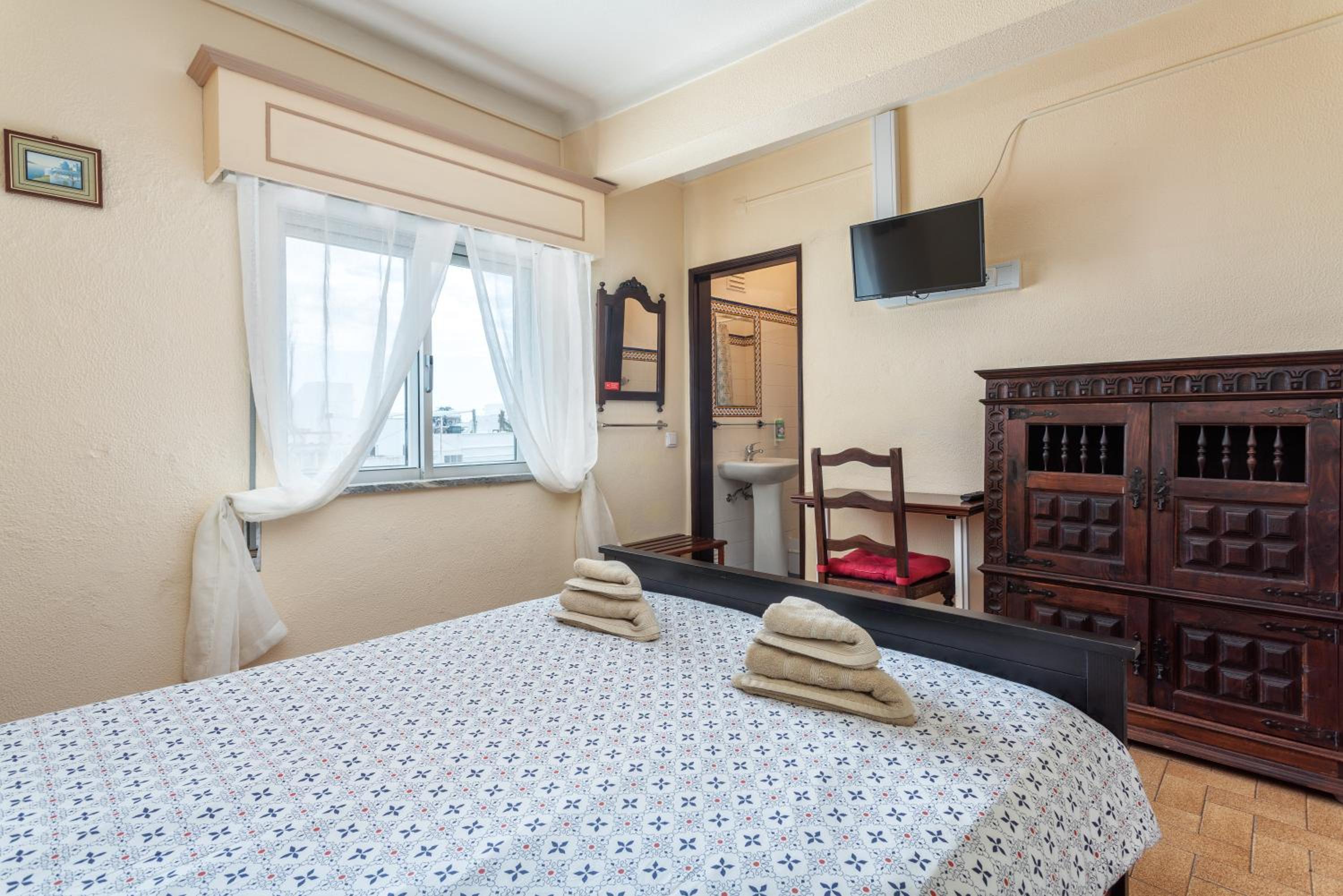 Budget Double Room - Photo 3