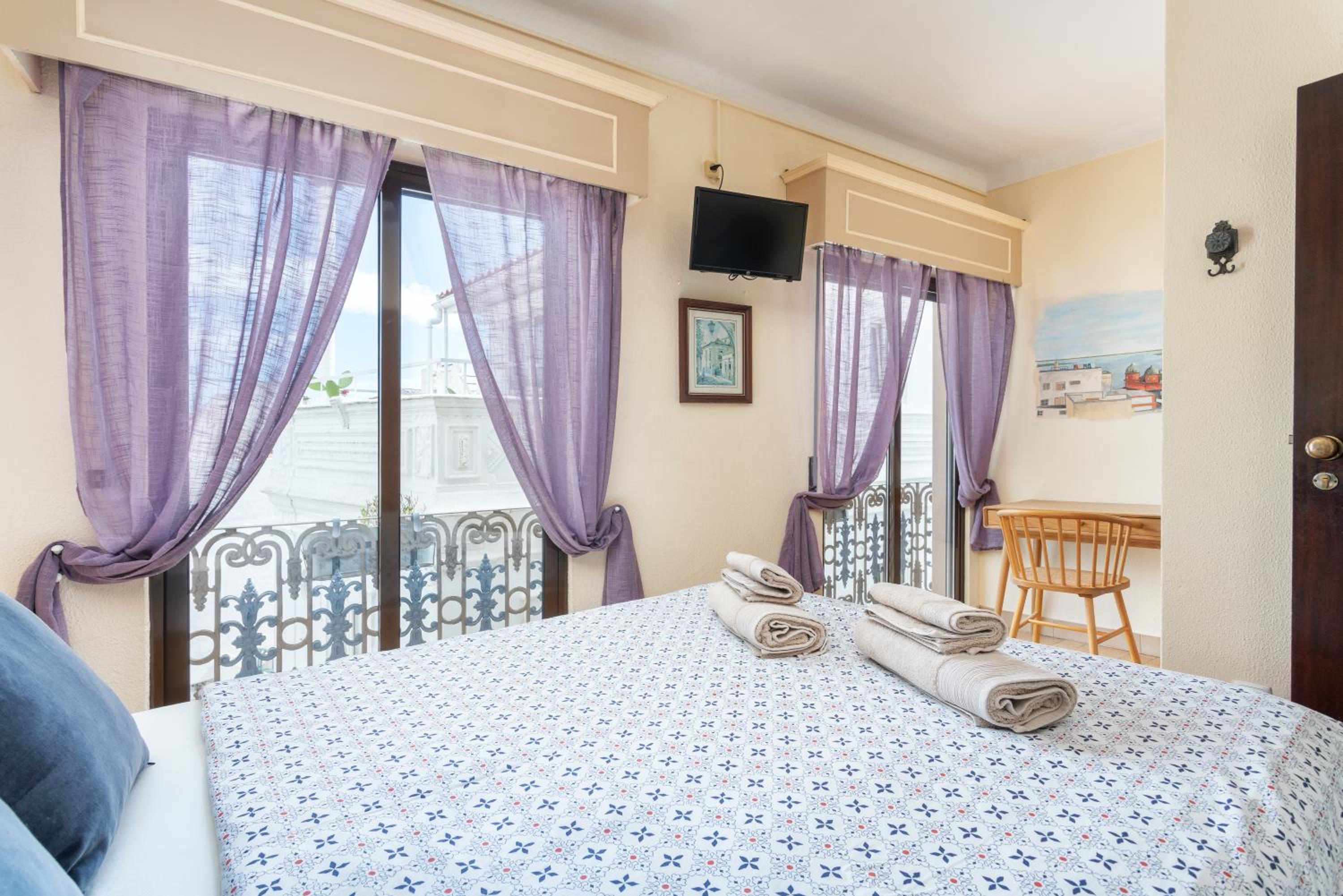 Queen Room with Balcony - Photo 3